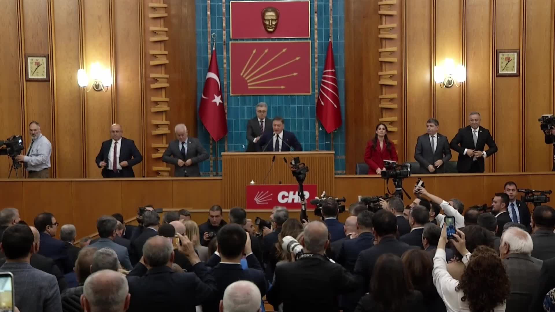 CHP Grup Toplantısı... Gelecek Partisi'nden istifa eden bağımsız İstanbul Milletvekili Doğan Demir CHP'ye katıldı