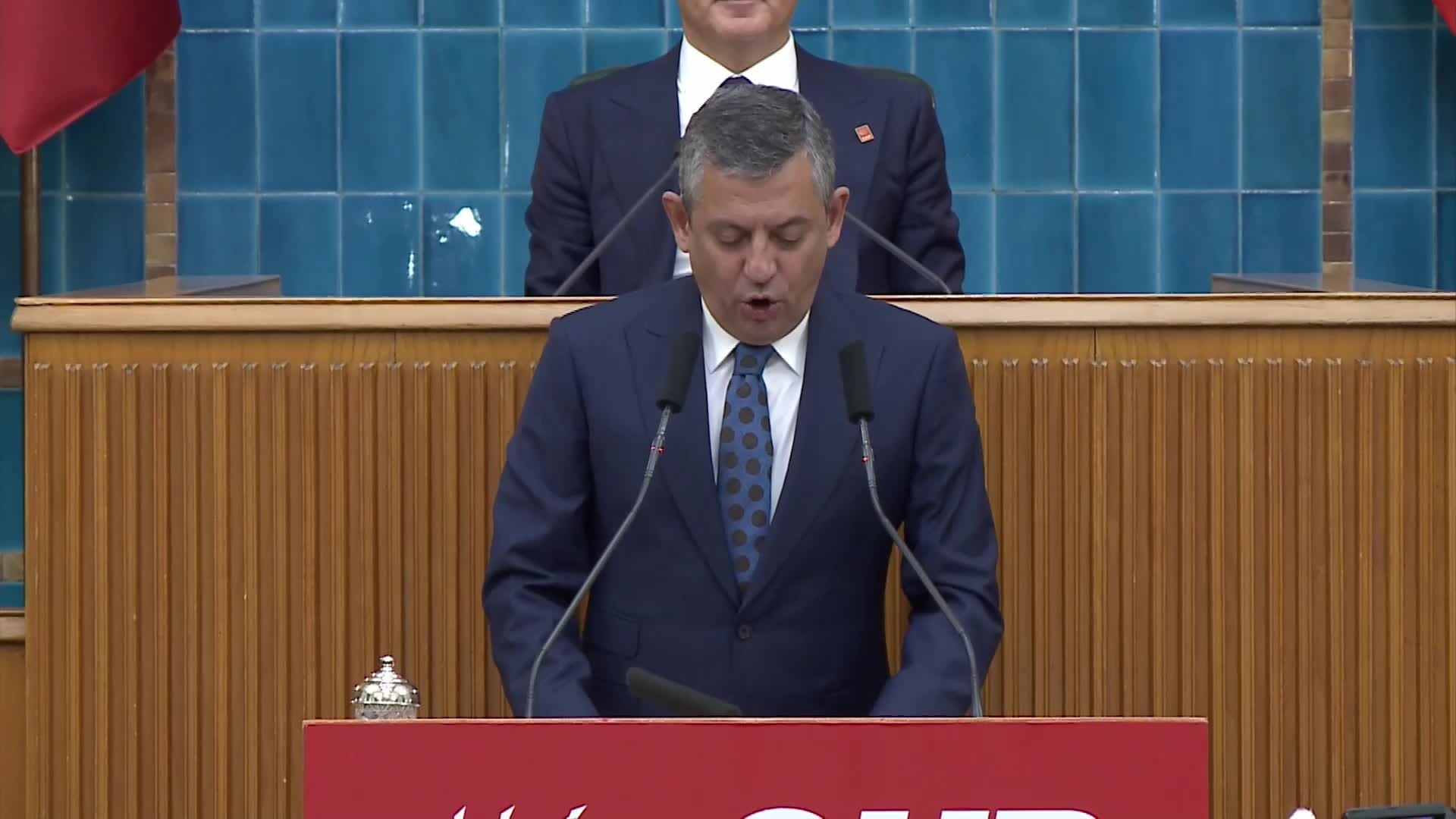 CHP Grup Toplantısı... Özgür Özel: "Seçtiğimiz cumhurbaşkanının atacağı ilk imzalardan biri İstanbul Sözleşmesi'ni Meclis'e tekrar onaylanmak üzere yollamak olacak"
