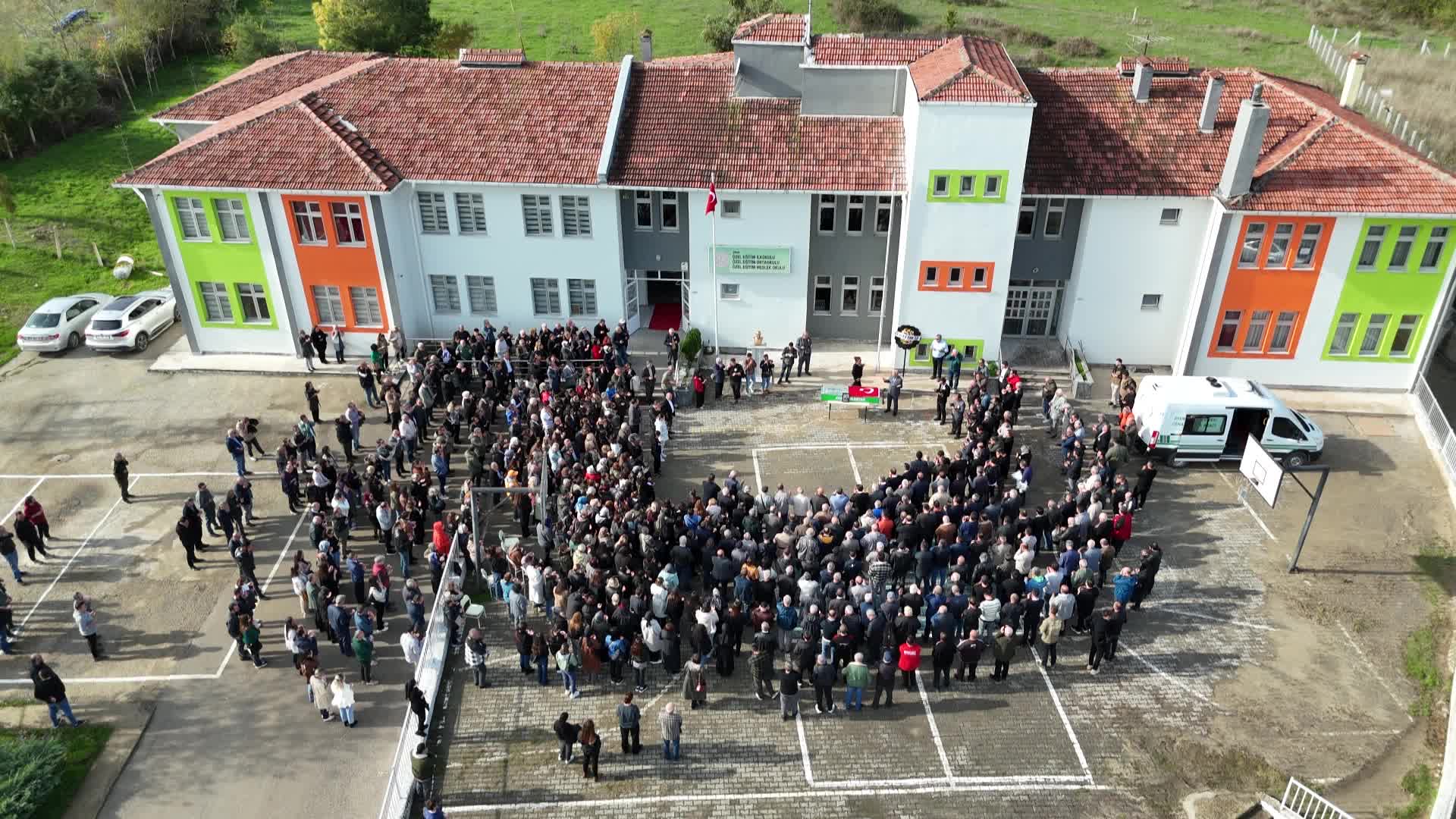 Sinop’ta trafik kazasında hayatını kaybeden öğretmen Engin Sipahi’ye görev yaptığı okulda tören