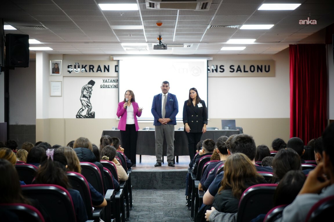 Konyaaltı Belediyesi'nden Şehit İlhan Kesekler Ortaokulu'na kitap bağışı