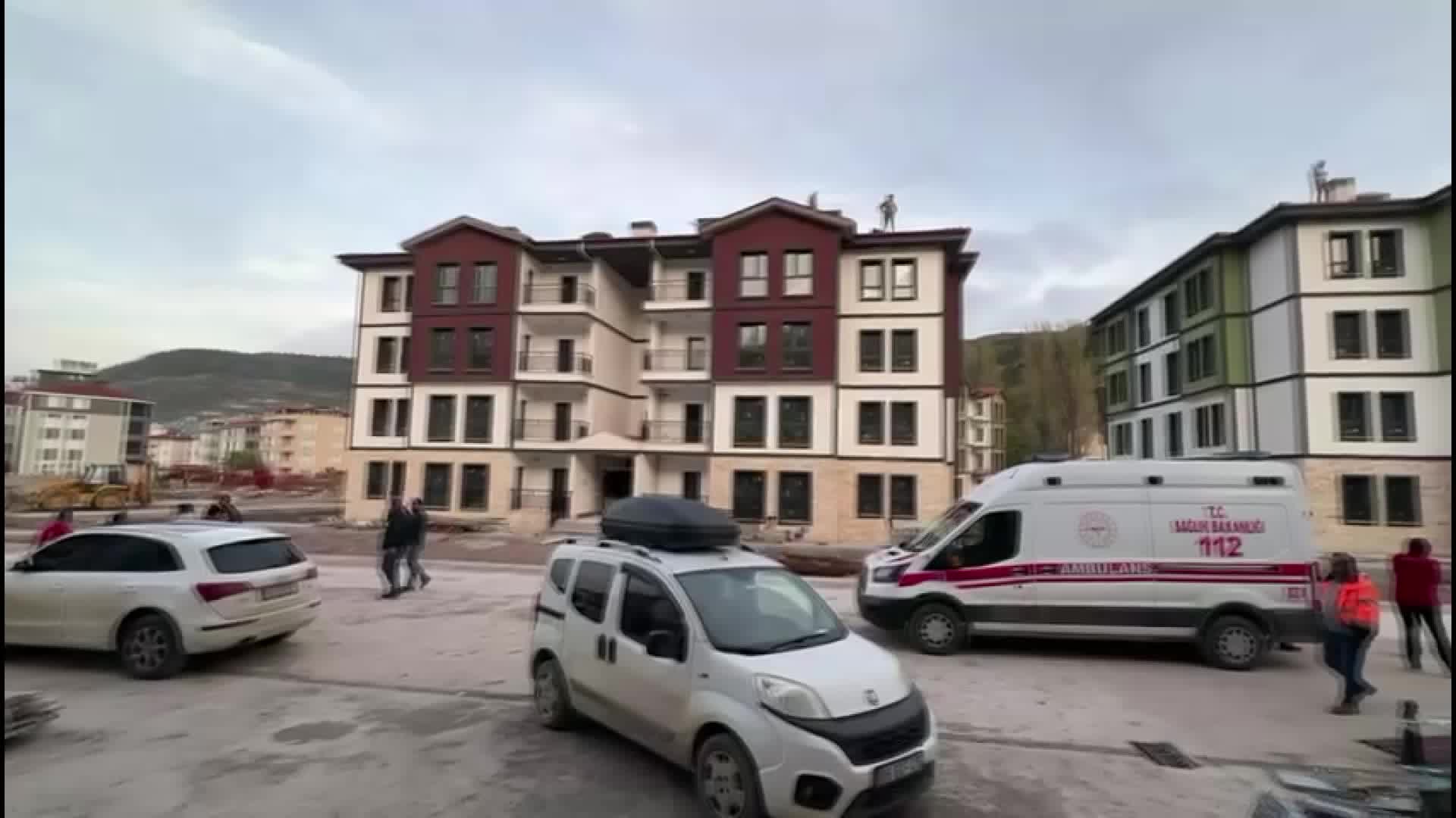 Sinop Ayancık’ta TOKİ inşaatında görevli işçiler, ücretleri ödenmediği gerekçesiyle çatıya çıktı