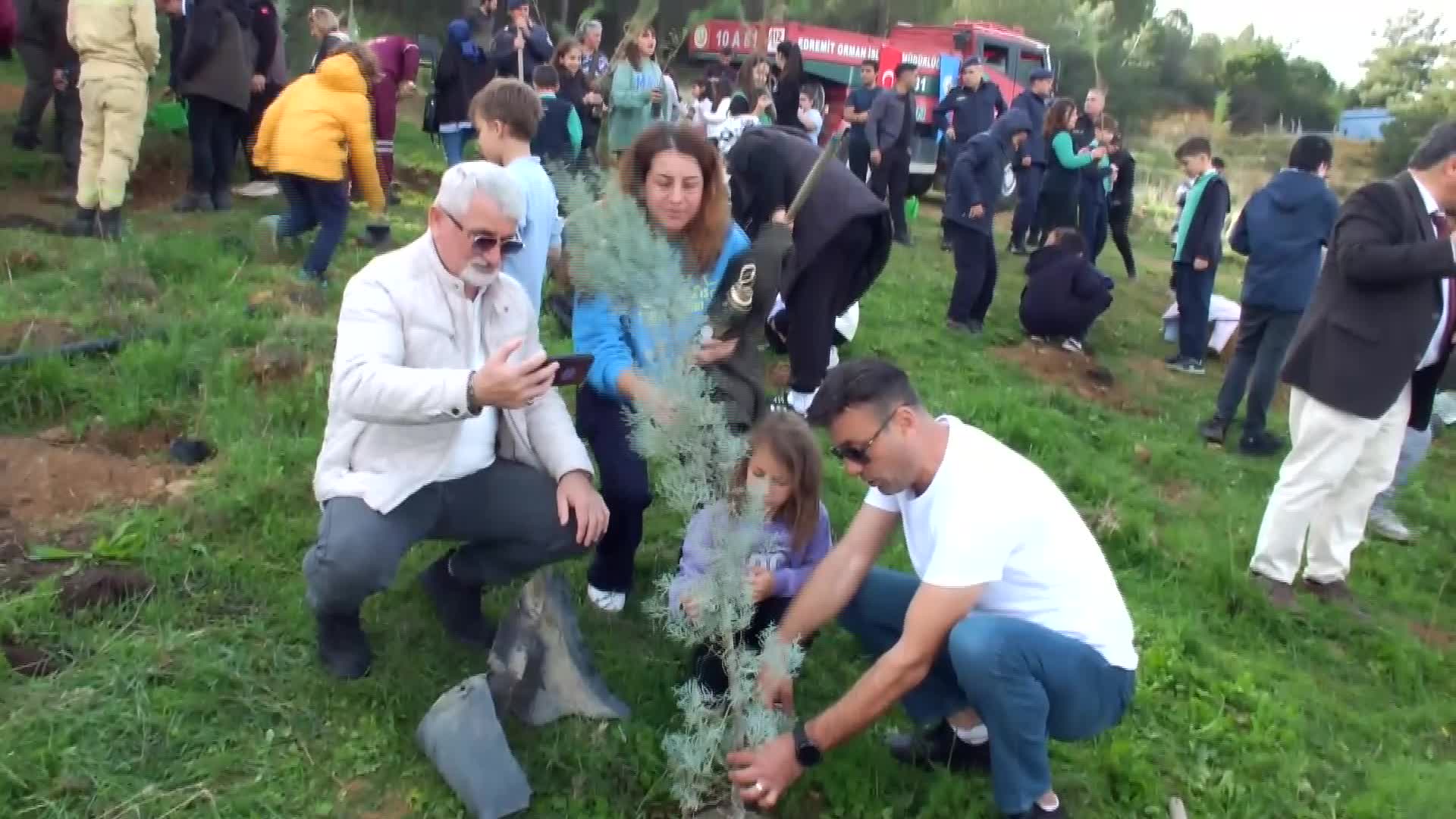 Balıkesir Burhaniye'de 400 fidan toprakla buluşturuldu