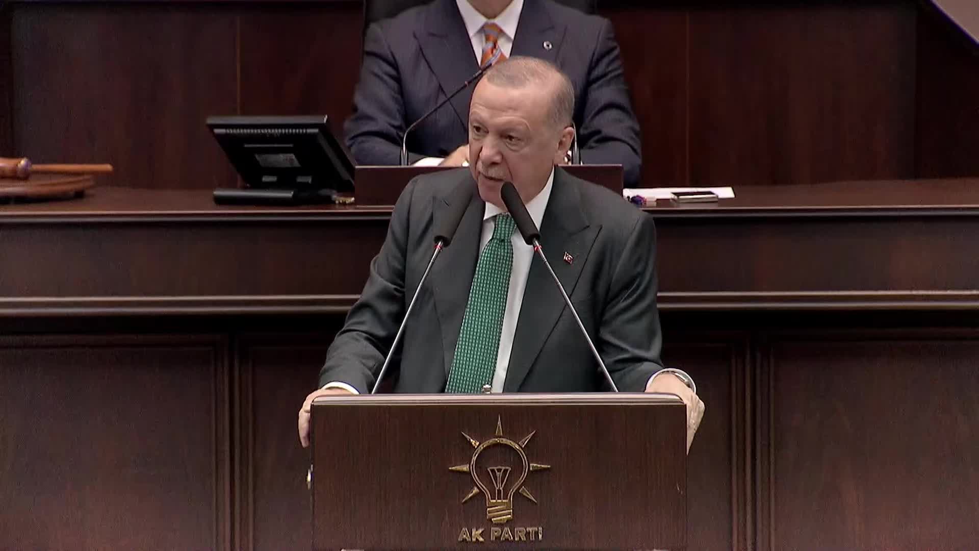 AK Parti grup toplantısı... Cumhurbaşkanı ve AK Parti Genel Başkanı Erdoğan: "Komisyonun Türkiye'nin güvenli geleceği için milletimizin birlik ve beraberliği için en doğru kararı vereceğine inanıyorum"