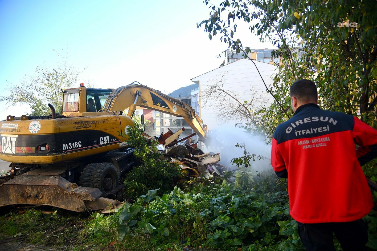 Giresun'da tehlike oluşturan binalar yıkılıyor