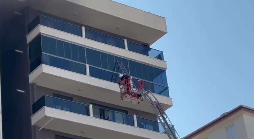 Van’da 7 katlı binanın otopark kısmında araç yangını: 32 kişi dumandan etkilendi