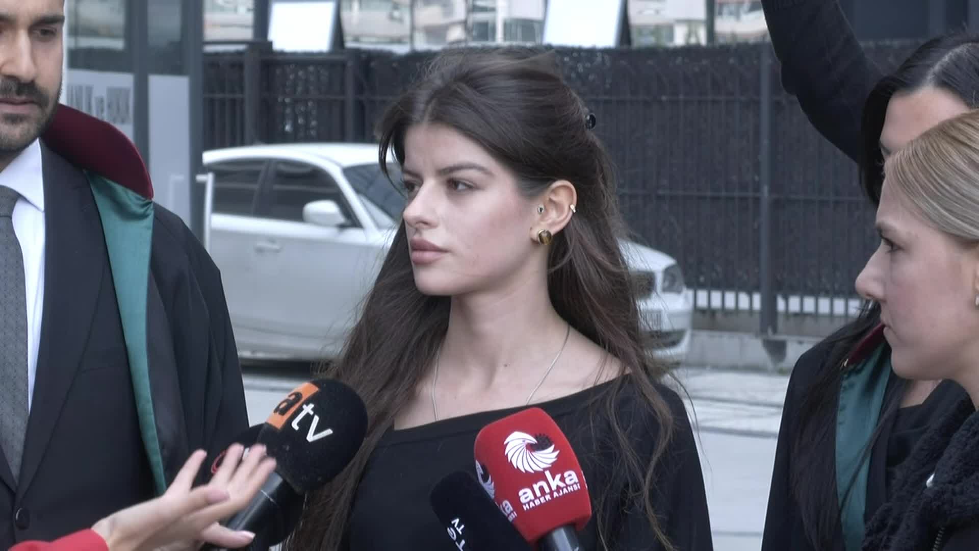 Esra Tokyaz: Ayşe benim, ben Ayşe'yim. Kendime bakamıyorum, aynalara bakamıyorum. Bunun sorumlusu kim? İçerdekiler mi, dışardakiler mi; savcılar mı, hakimler mi? Yoksa geç kalan adalet mi?