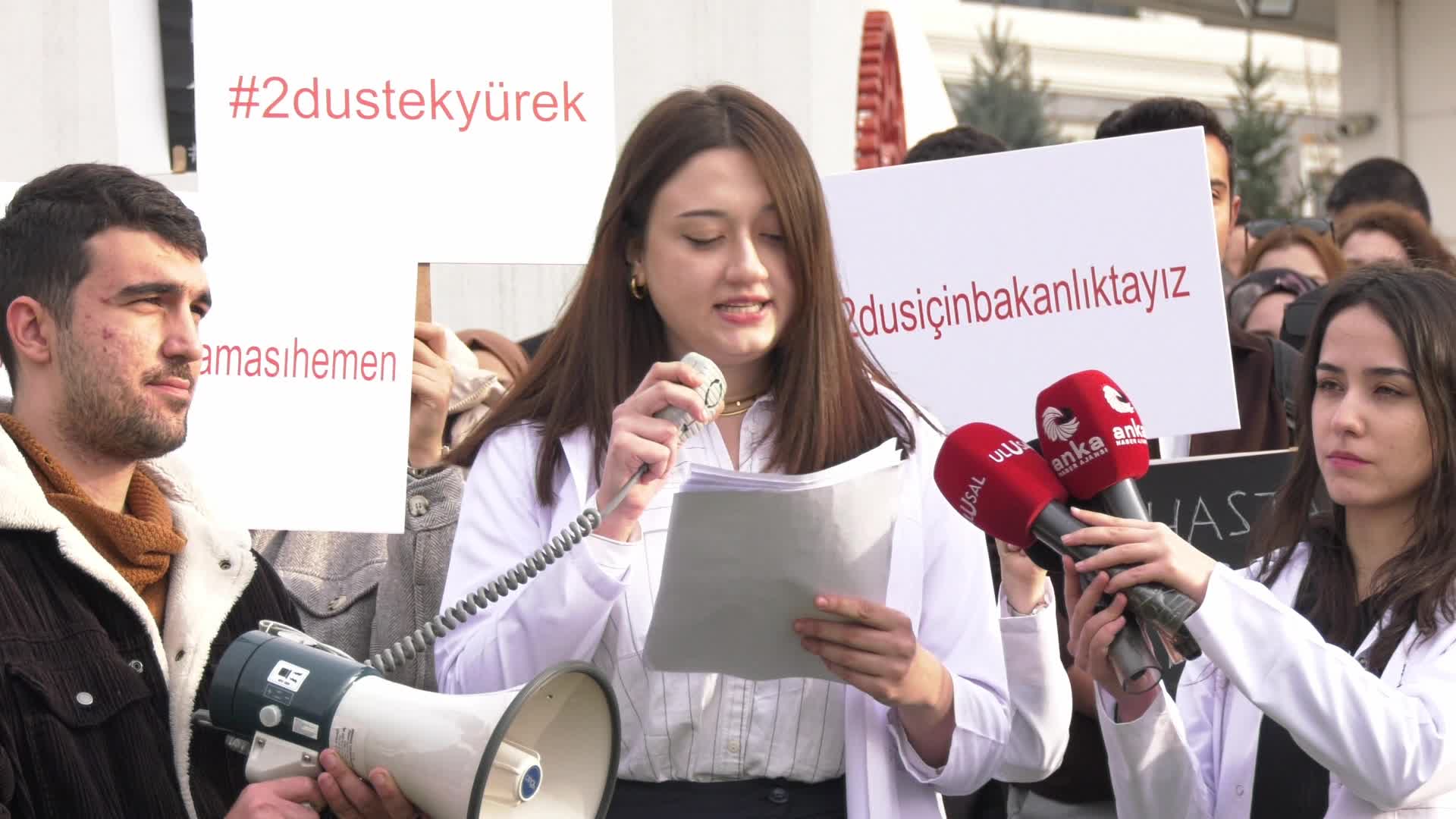 Diş hekimlerinden DUS'un yılda bir kez yapılması kararına tepki: Genç hekimler açısından ciddi mağduriyet yaratmıştır. İki sınav uygulamasına devam edilmelidir