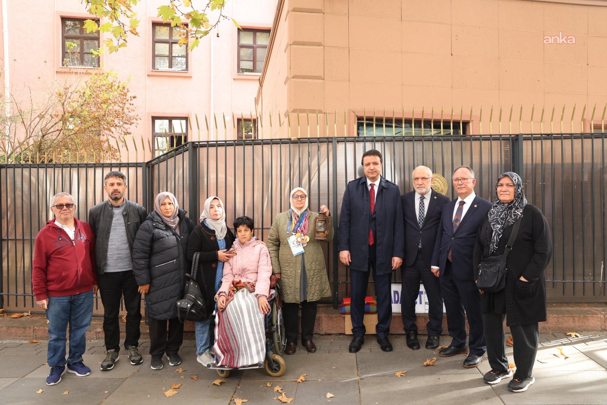 Mahmut Arıkan, Adalet Bakanlığı önünde kursiyer teğmen oğlu için adalet nöbeti tutan anneyi ziyaret etti