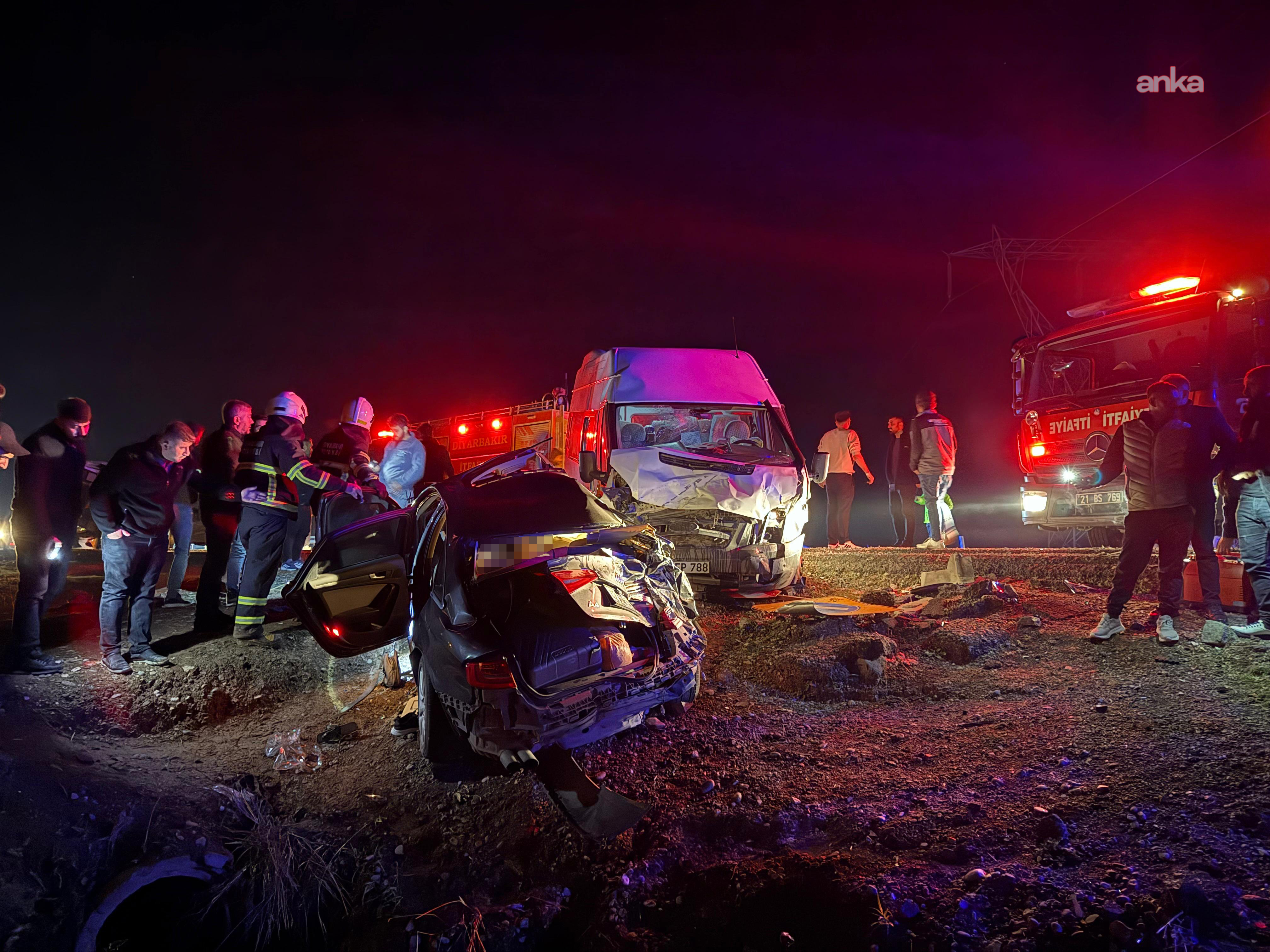 Diyarbakır’da 5 aracın karıştığı kazada 3 kişi öldü, 14 kişi yaralandı