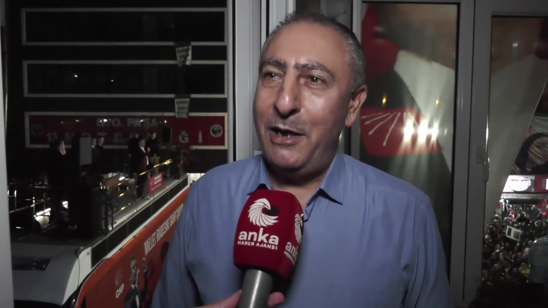 Özgür Özel’in mitingde altın hesabı yaptığı emekli: “16 bin al da bu ülkede yaşa. Asgari ücretle çalışıyorum. Bu eve de 25 bin lira kira veriyorum”