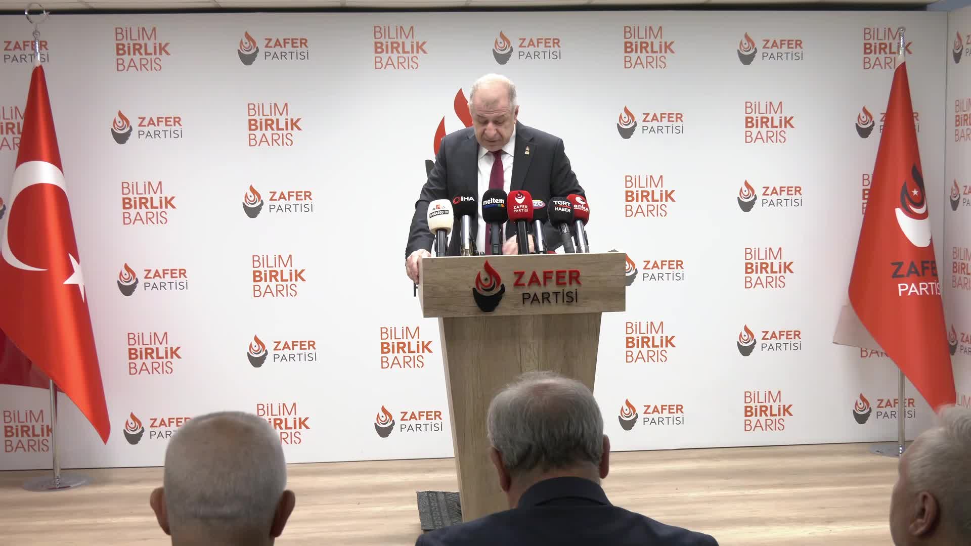 Ümit Özdağ'dan, Komisyon üyelerine çağrı: "Tarihe, teröristin ayağına giden vekil olarak geçmeyin"