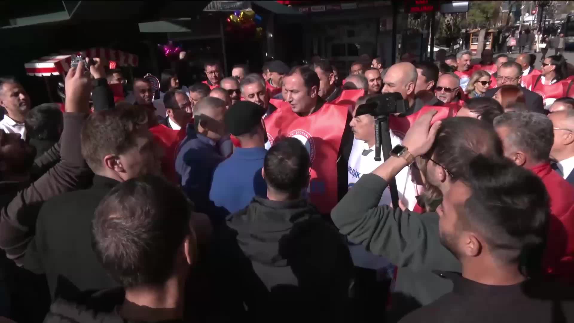 Eğitim-İş'in Milli Eğitim Bakanlığı'nın bütçesine tepki için Meclis'e yürüyüşüne polis engeli... Kadem Özbay: Tarikatlar yürüyor, öğretmenler engelleniyor