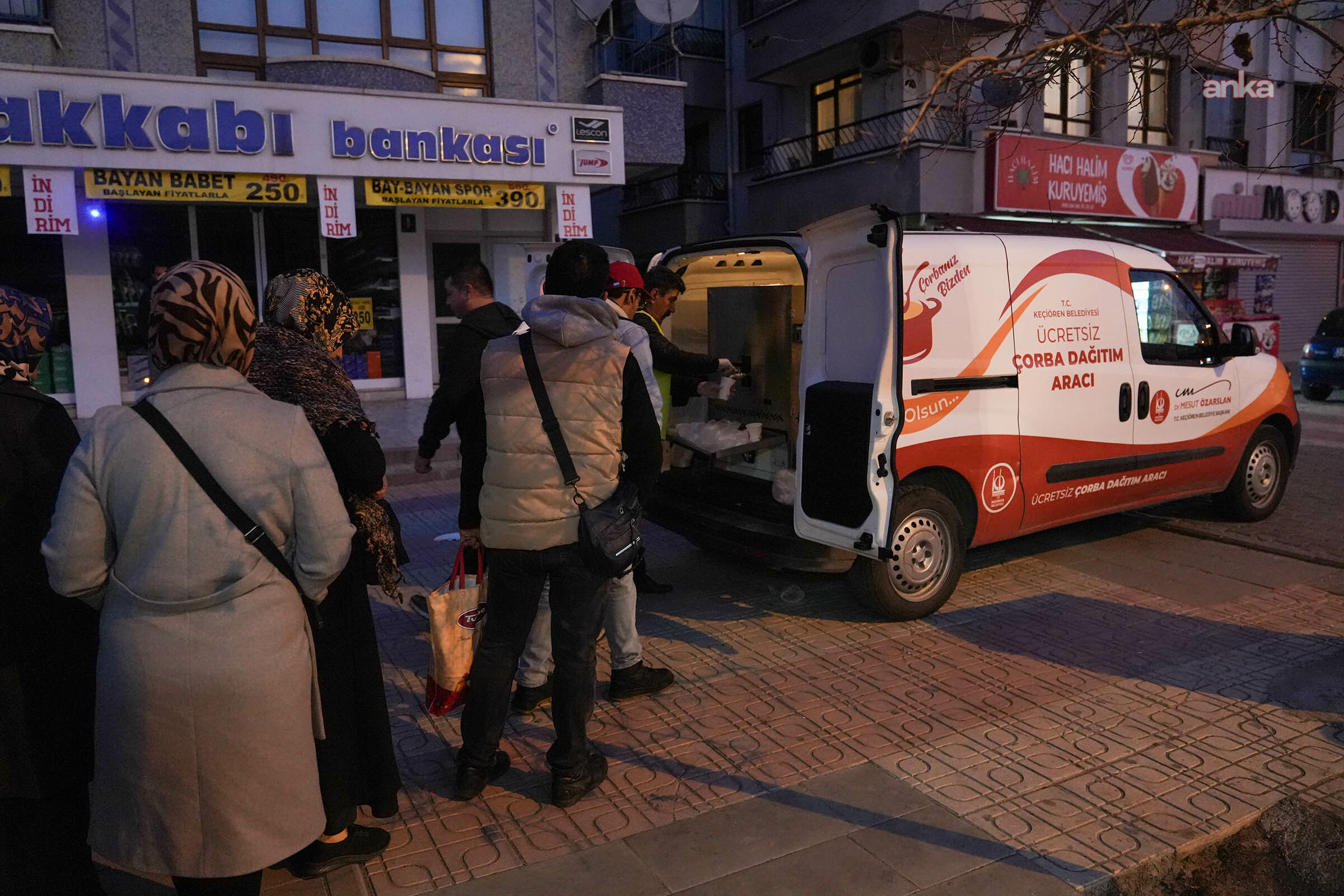 Keçiören Belediyesi'nden vatandaşlara sıcak çorba ikramı