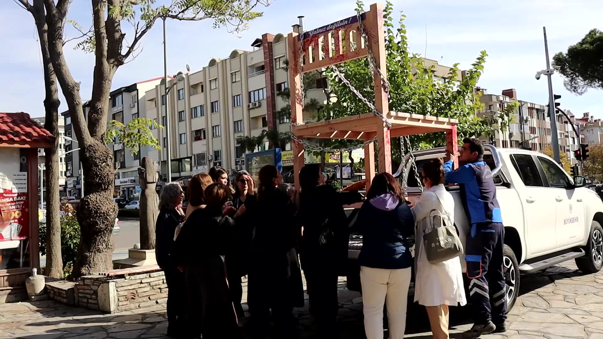 Muğla’da 25 Kasım için farkındalık oluşturulması amacıyla meydanlara zincirli sandalye yerleştirildi