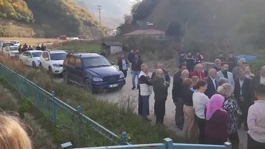Ordu Durugöl’de "çöp alanı" eylemi 21'inci gününde sürüyor... Çöp döküleceği iddiası üzerine mahalle halkı yolu trafiğe kapattı