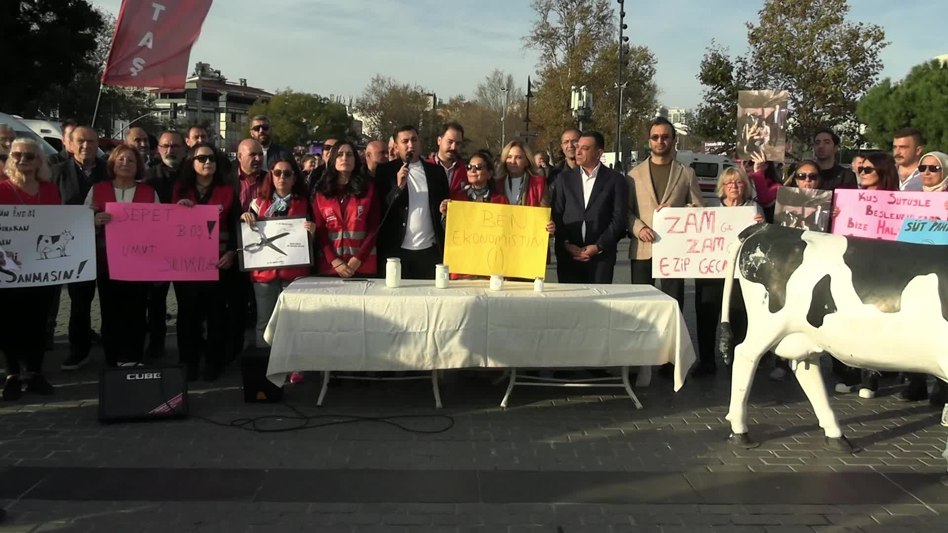 CHP’den Beşiktaş'ta “süt” eylemi...”Üreticide 20 lira olan süt markette 70 liraya satılıyor; aradaki makas öyle açılmış ki anne çocuğuna süt alamıyor; çocuk süte ulaşamıyor