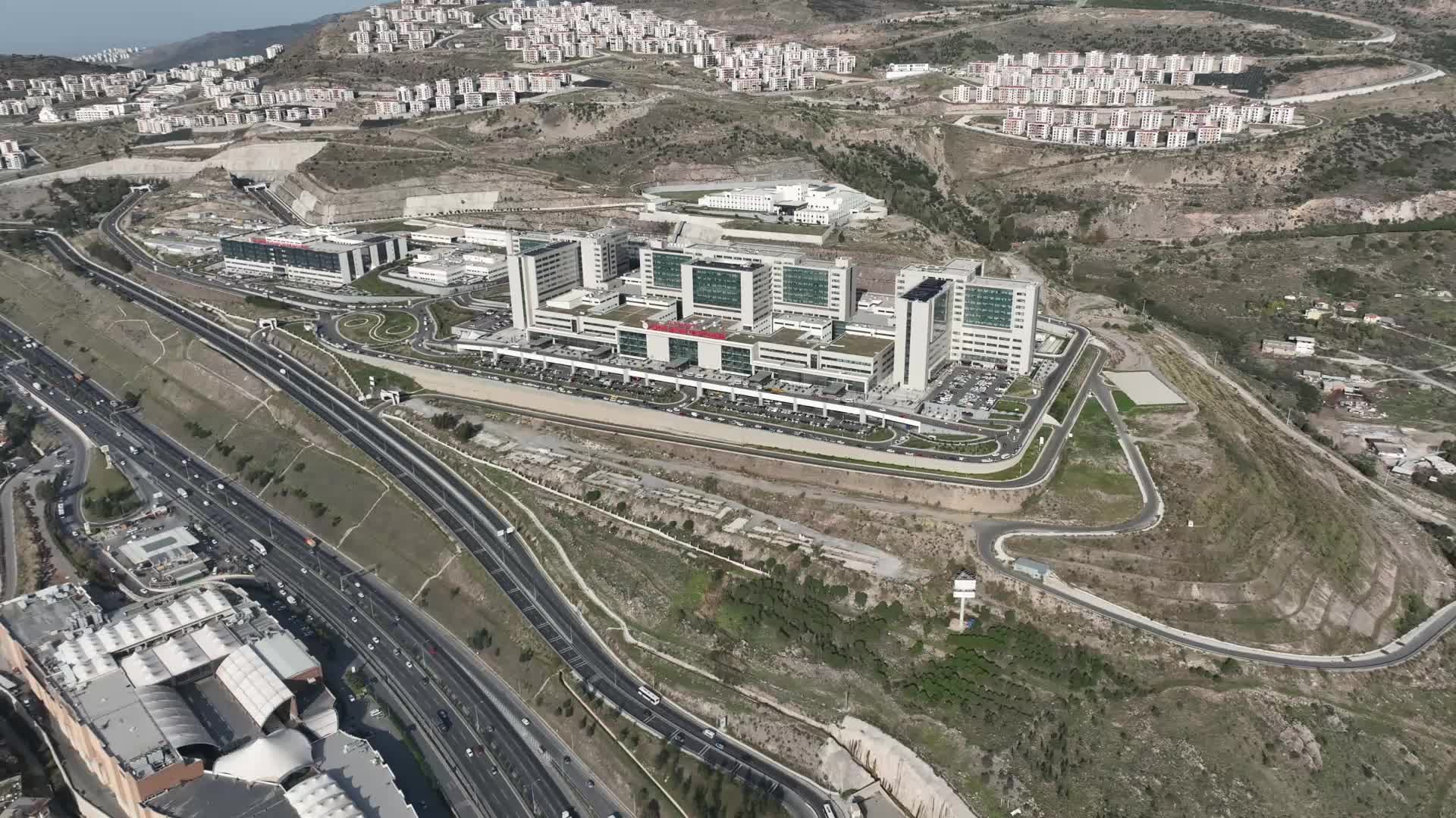 İzmir Şehir Hastanesi Başhekimi Gökalp: 2 yılda 6,5 milyon kişiye ayakta, 1 milyon kişiye acil serviste hizmet verdik. 250 bin hastayı ameliyat ettik