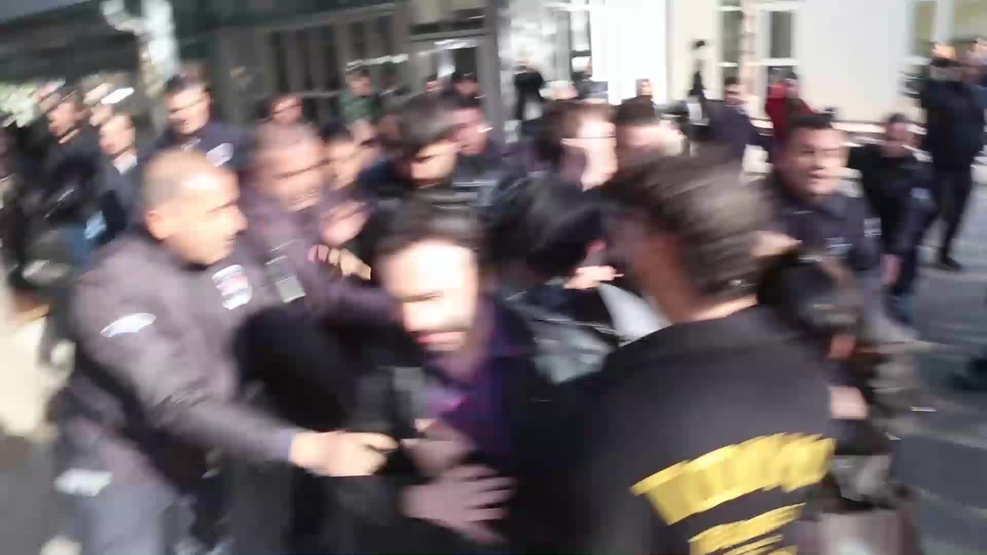 Anadolu Üniversitesi’nde yemekhane protestosu: Öğrenciler yaka paça dışarı çıkarıldı