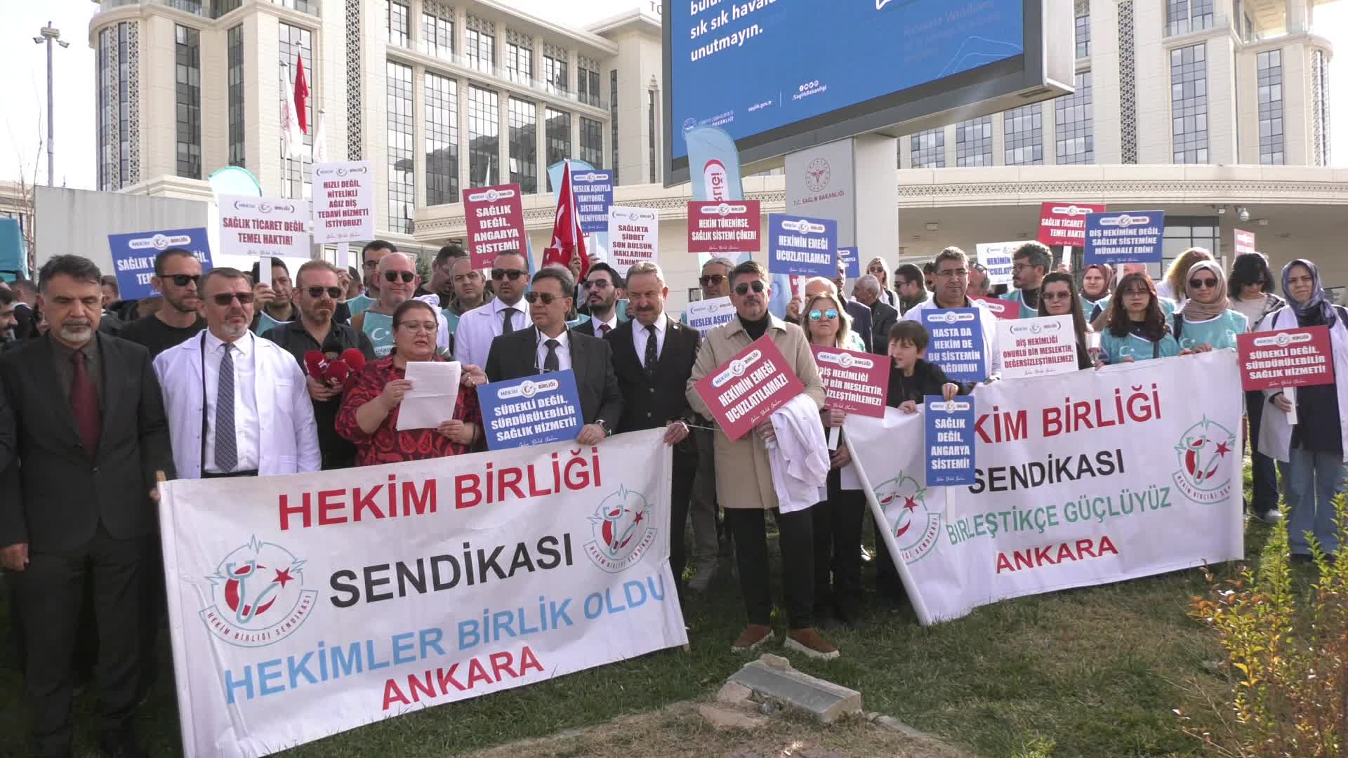 Hekim Birliği Sendikası üyeleri Sağlık Bakanlığı önünde: Diş hekimliğinin omuzlarına yüklenen bu sistem, artık sürdürülemez bir noktaya gelmiştir"