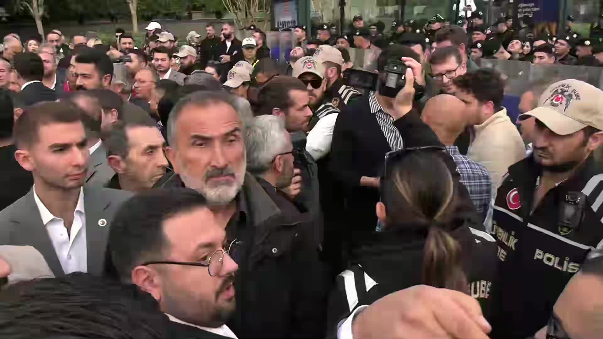 CHP'nin TRT açıklamasına çevik kuvvet ablukası
