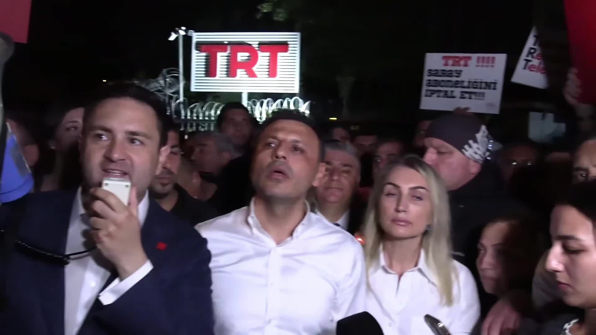 Ablukayı aşıp TRT Ulus binası önünde açıklama yapan Özgür Çelik: Bizi devletin polisiyle karşı karşıya getirmeyin. Cesaretiniz varsa sandığı getirin