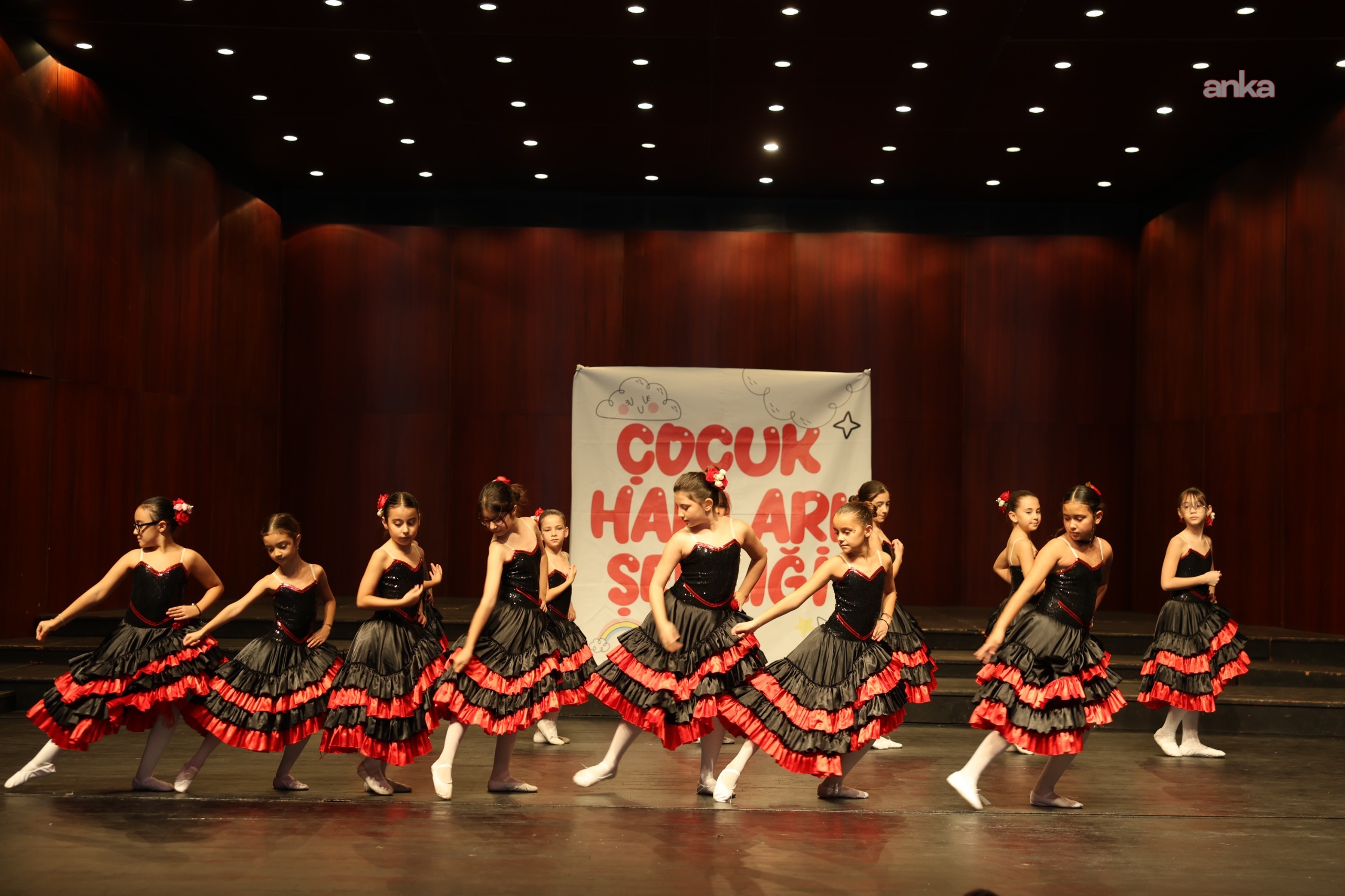 Eskişehir'de çocuklar Dünya Çocuk Hakları Günü kapsamında sahne aldı