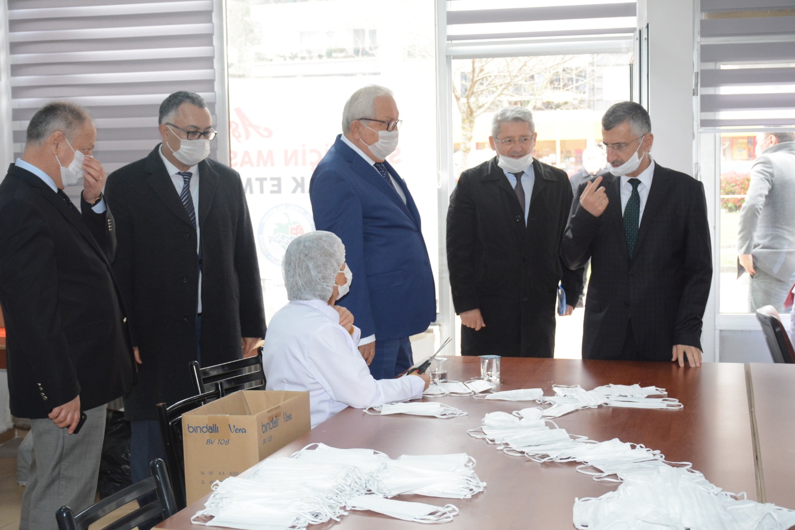 ZONGULDAK VALİSİ BEKTAŞ, KDZ. EREĞLİ BELEDİYESİ'NİN MASKE ÜRETİM TESİSİNİ İNCELEDİ