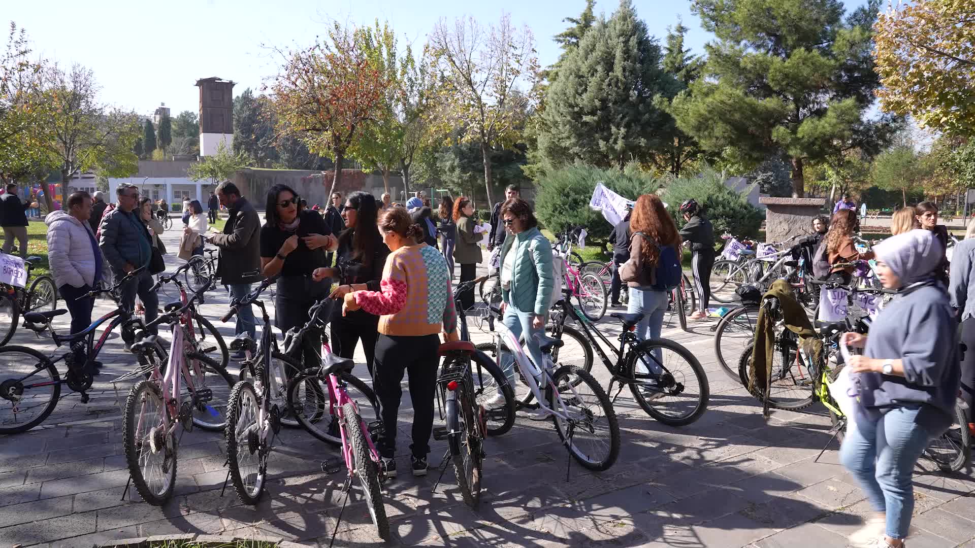 Diyarbakır’da kadınlar şiddetsiz bir yaşam için pedal çevirdi