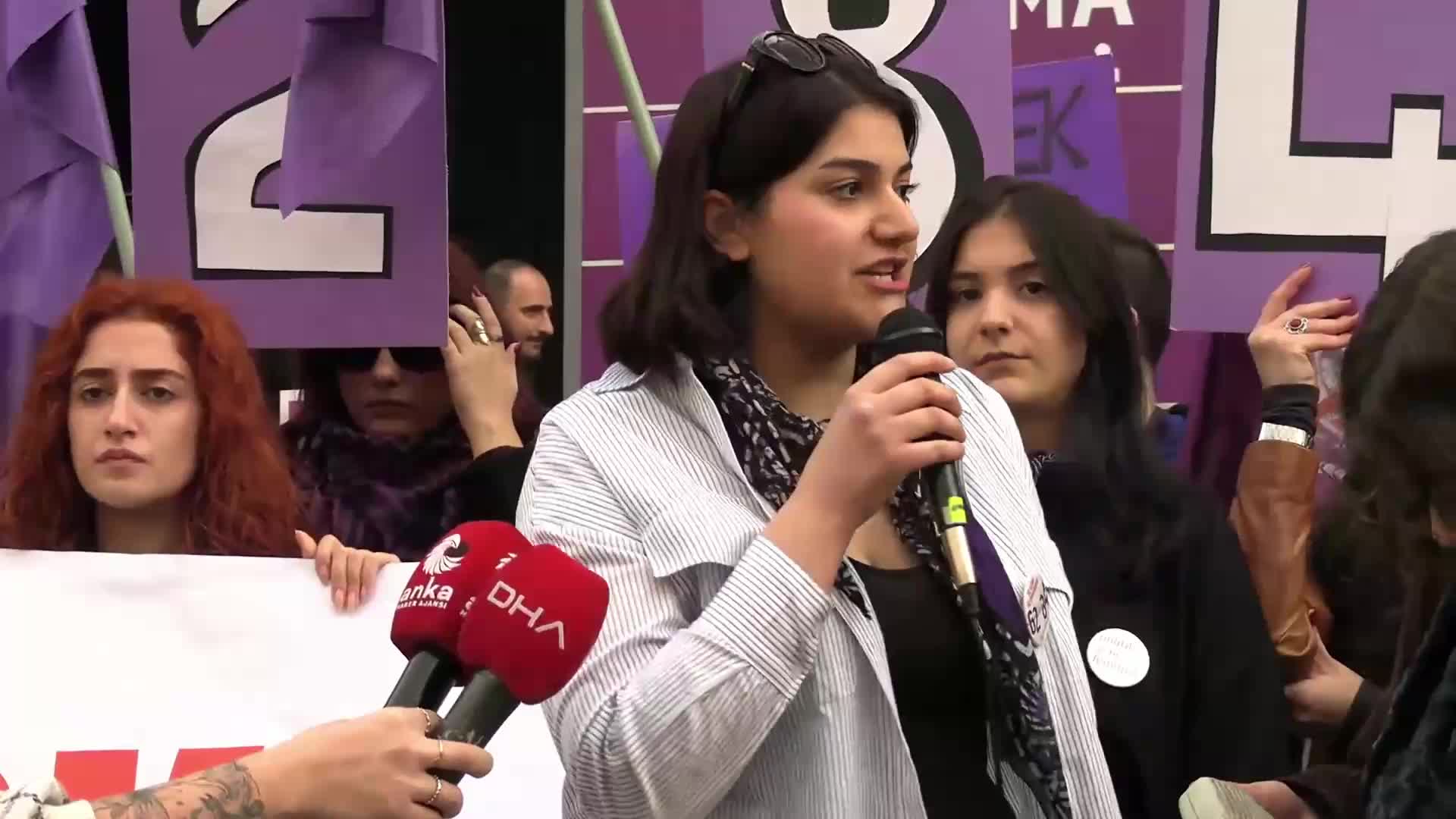 Kadın Cinayetlerini Durduracağız Platformu'ndan Aile Bakanı'na gıyabında temsili "kupa": "Kadınların ölümü kader değil; yetkililerin ihmali ve kadın düşmanı politikaların sonucudur"