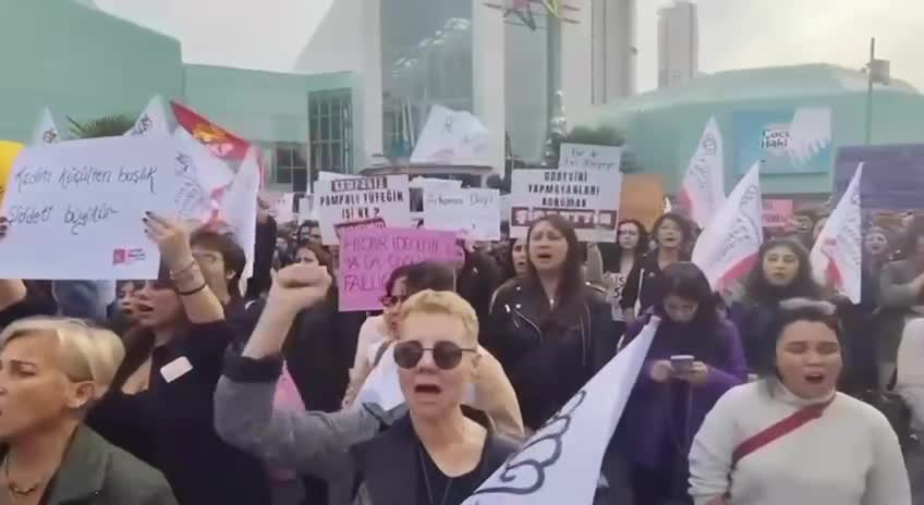 İstanbul'da KDK, kadına şiddete karşı yürüdü: "İktidarınızı tepenize çalacağız"
