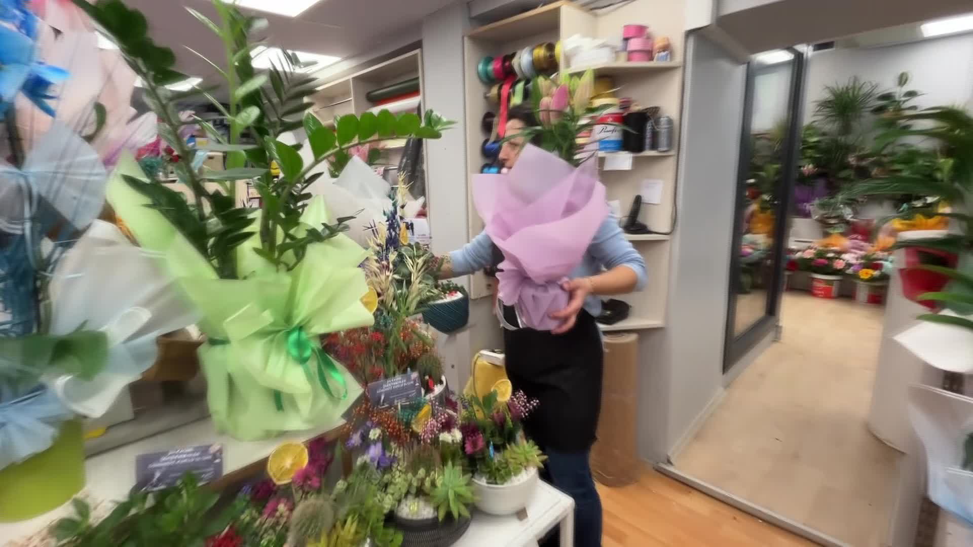 Edirne'de atanamayan öğretmen meslektaşları için "Öğretmenler Günü" buketleri hazırlıyor