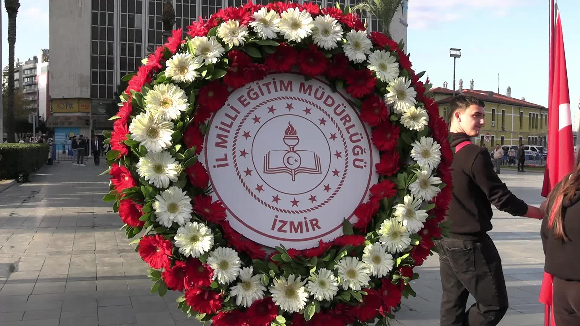 İzmir İl Milli Eğitim Müdürlüğü, 24 Kasım Öğretmenler Günü'nde çelenk töreni düzenledi