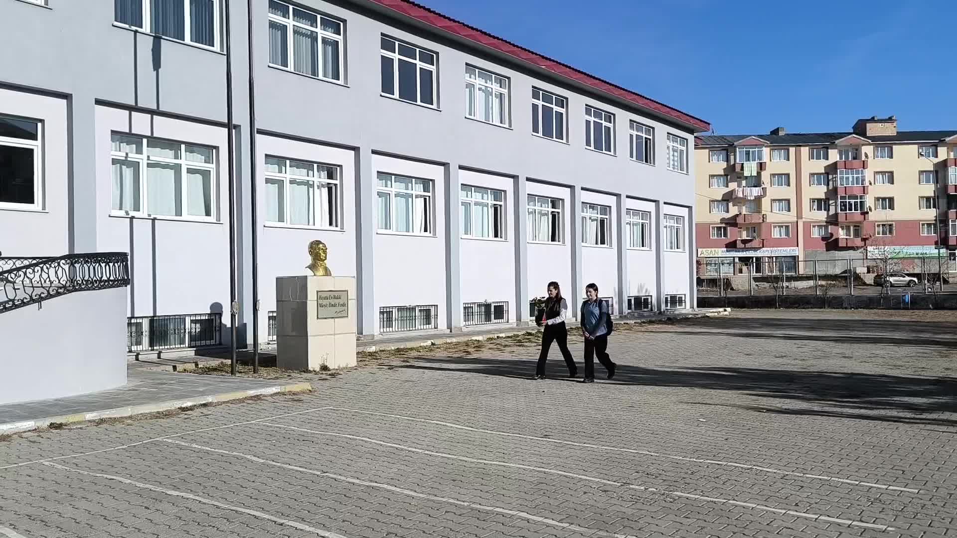 24 Kasım Öğretmenler Günü... Kars’ta anne ve kız 20 yıl sonra aynı sırayı paylaştı