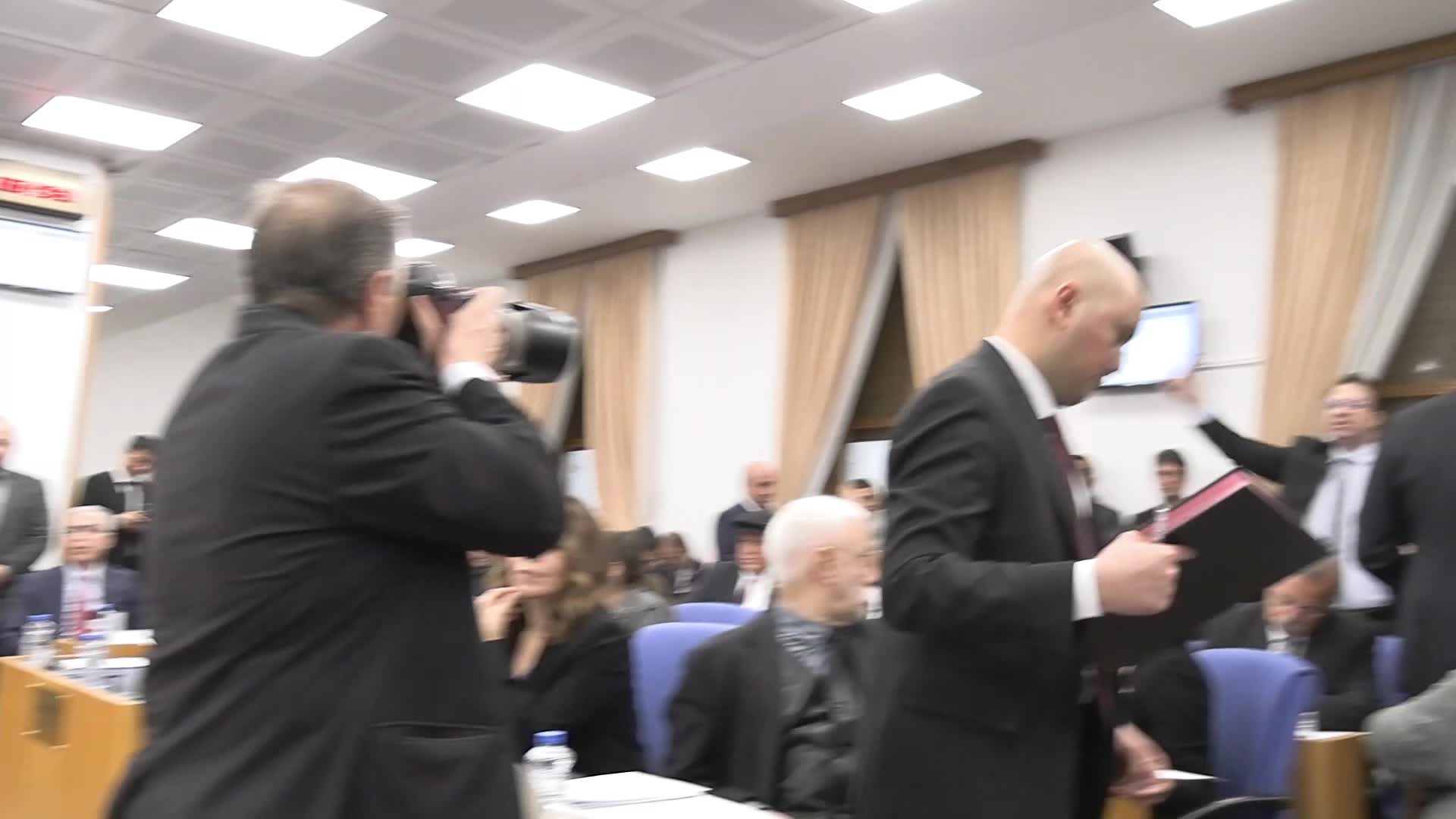 Tarım Bakanlığı'nın bütçesinde CHP'li Alp'ten, Et ve Süt Kurumu Müdürü Taylan'a tepki: "Sen Mücahit misin, müteahhit misin"