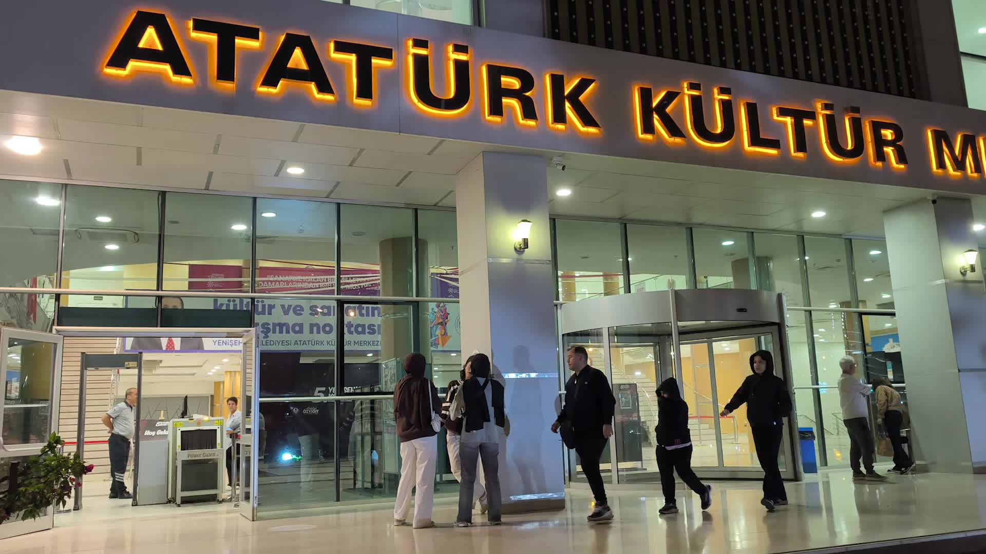 5. Yenişehir Komedi Oyunları Festivali'nde 6 oyun ücretsiz sahnelendi