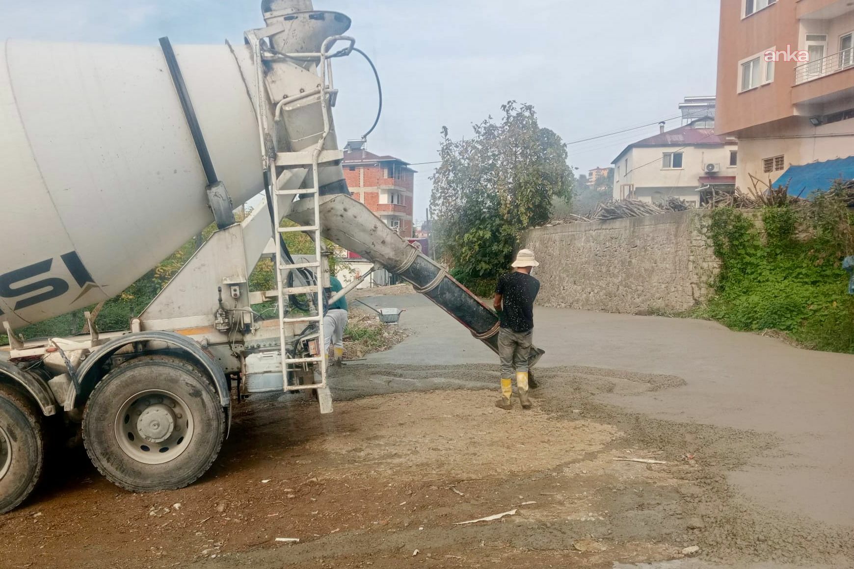 Giresun Belediyesi'nden Küçükköy Mahallesi'nde yol betonlama çalışması
