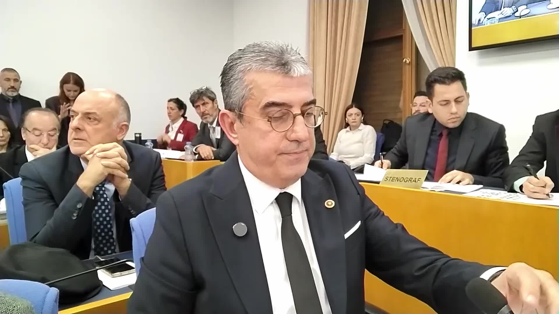 2026 bütçesi Plan ve Bütçe Komisyonu'nda... CHP'li Günaydın’dan Bakan Yumaklı’ya: “Böcek ailesi Sağlık Bakanlığı'nın mı yoksa sizin mi uykunuza girecek"