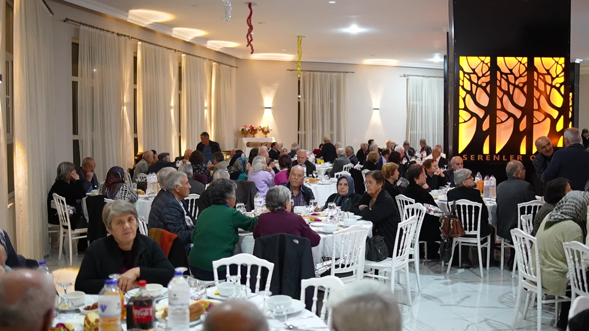 Burdur Belediyesi'nden emekli öğretmenlere özel yemek