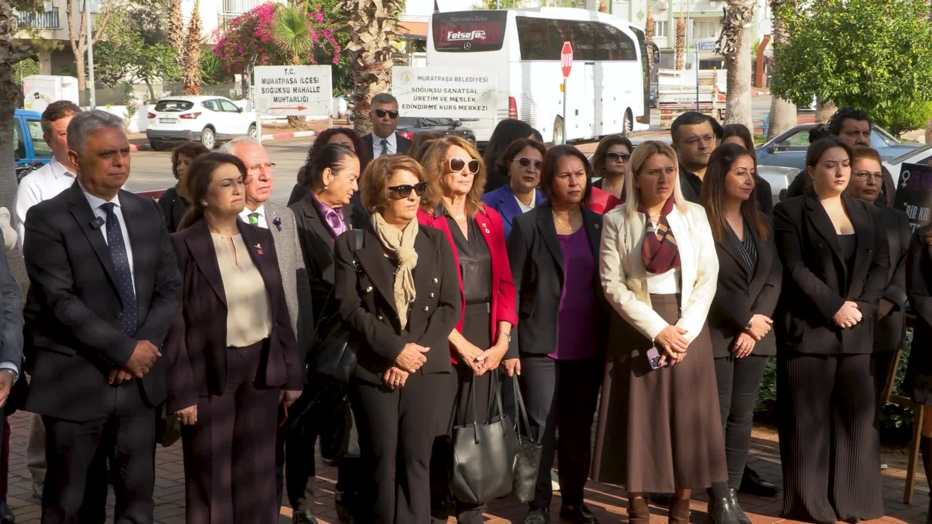 Muratpaşa'da Al Yazma Anıtı’na kırmızı karanfiller bırakıldı