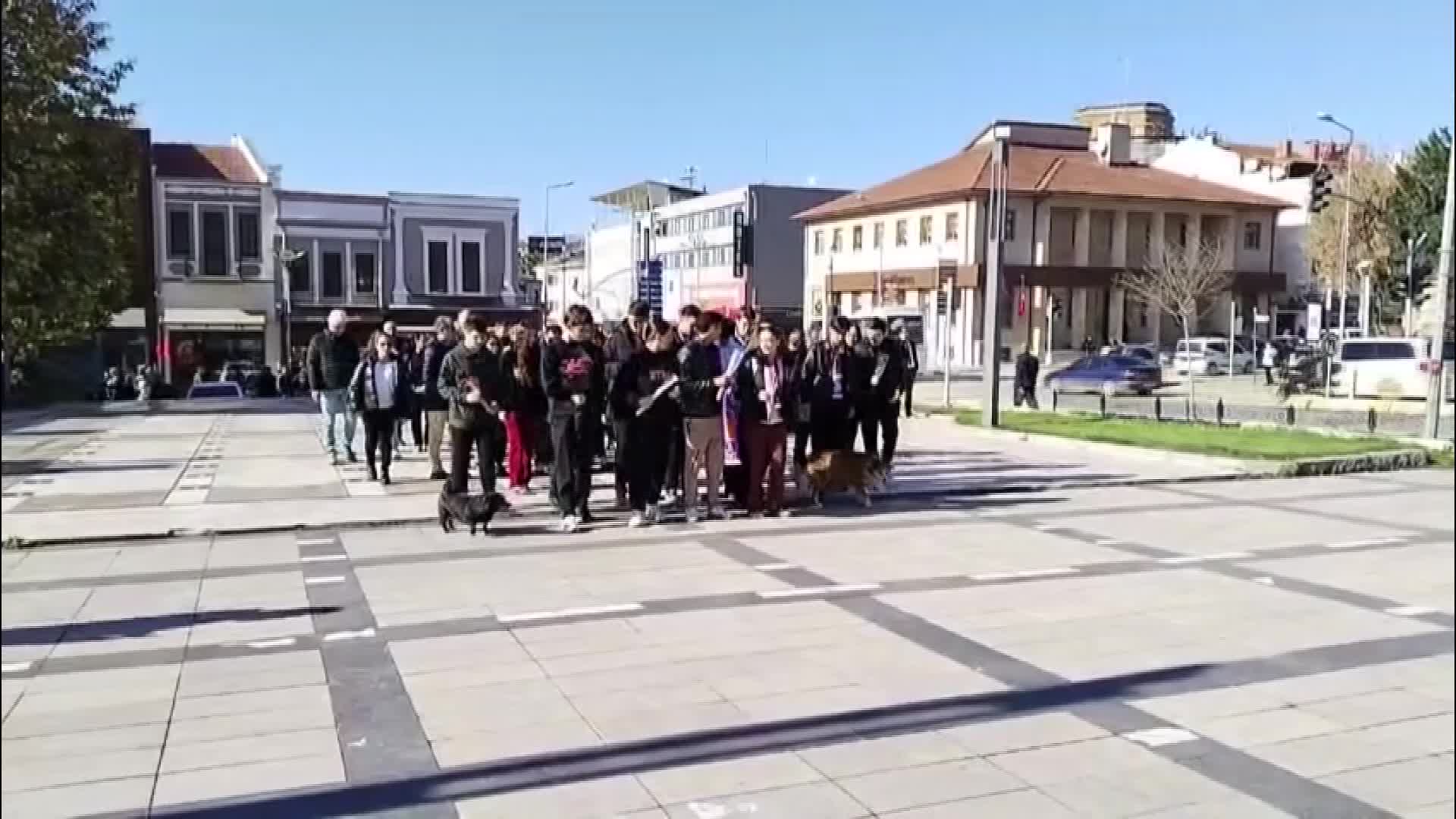 Edirne Yıldırım Beyazıt Anadolu Lisesi'nin yıkım kararına tepkiler sürüyor... Veliler: "Öğrencilerimizin büyük bir kısmı okula devam edememekte"