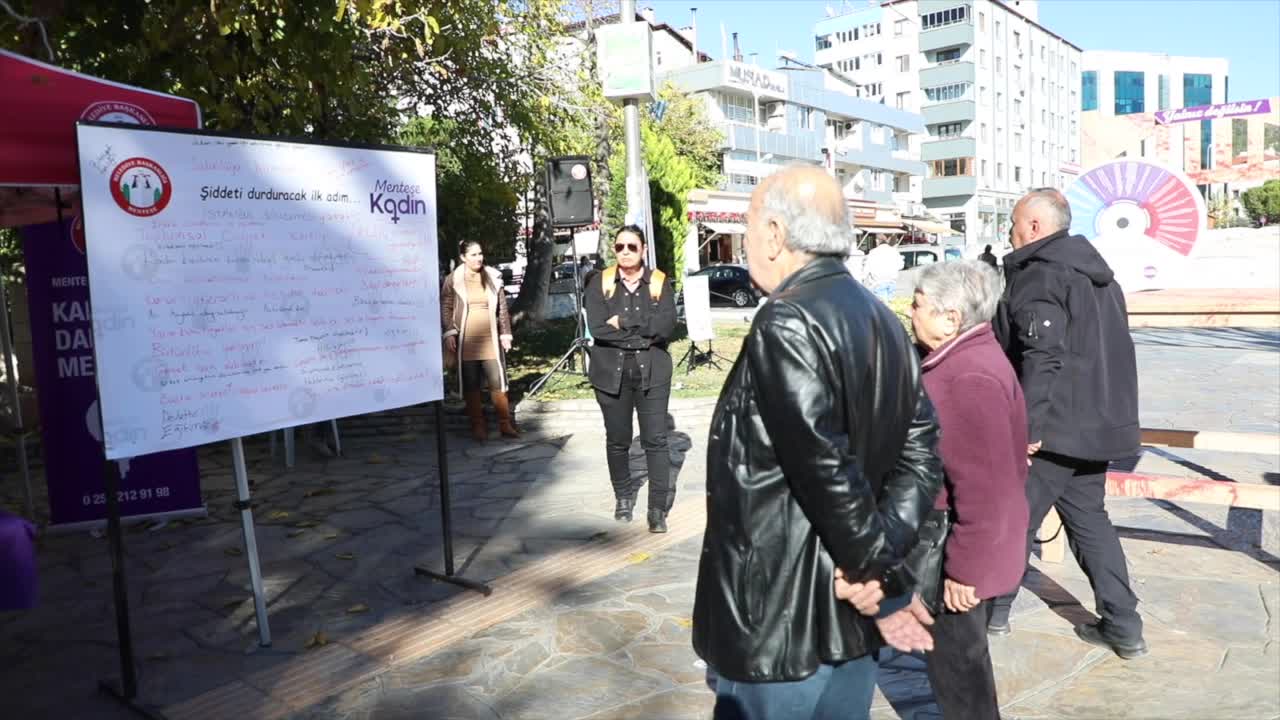 Muğla’da 13 ilçede "Yalnız Değilsin" mesajı verildi