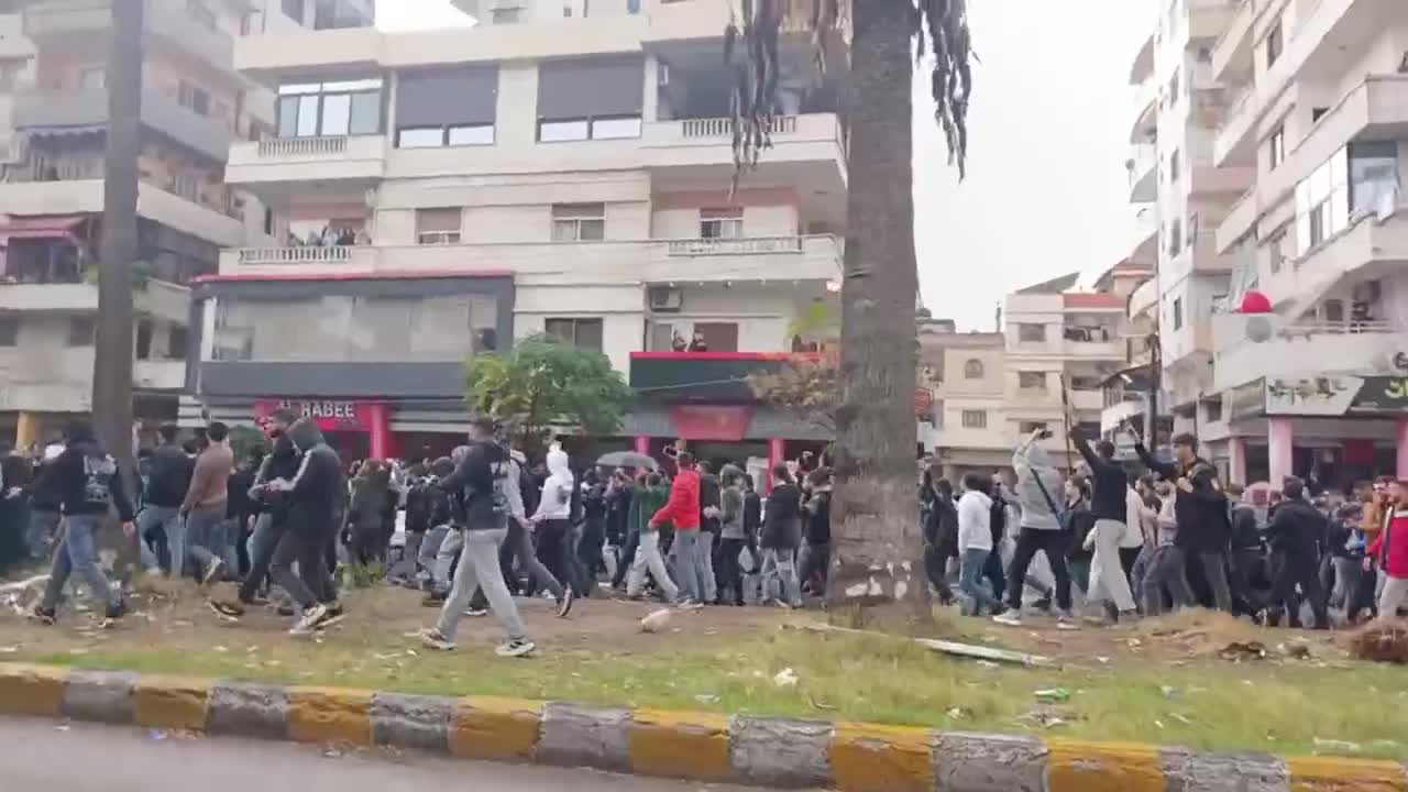 Suriye’nin Lazkiye ve Tartus kentinde Alevi toplumu, Humus’taki mezhepsel gerilimleri protesto etti