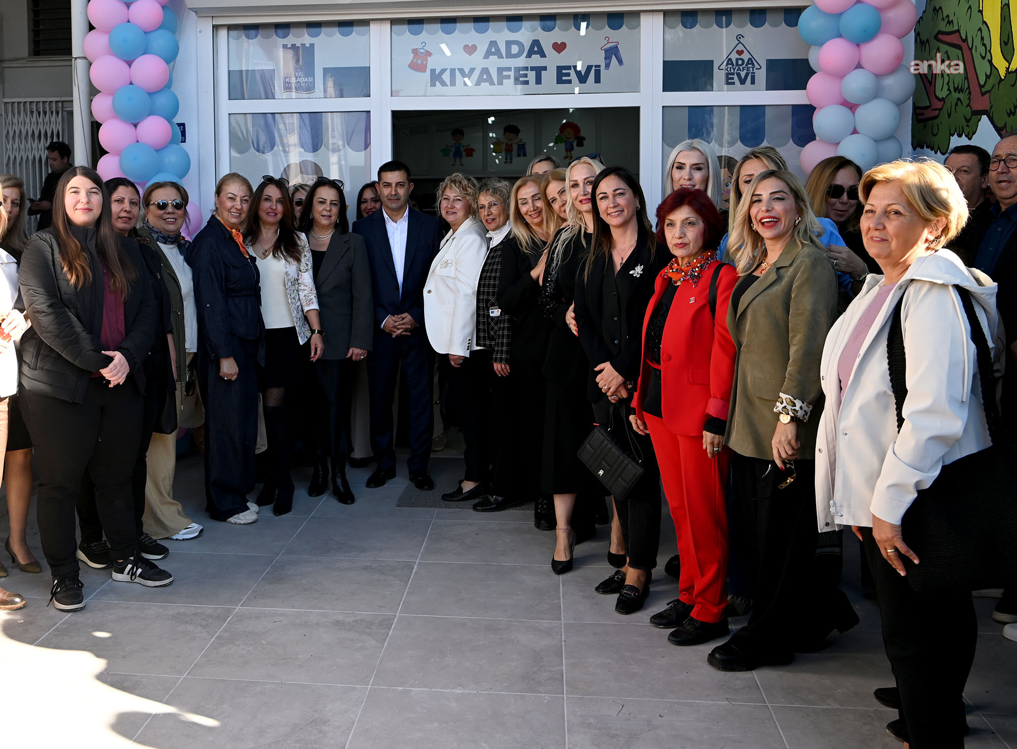 Kuşadası Belediyesi'nin "Ada Kıyafet Evi" hizmete açıldı