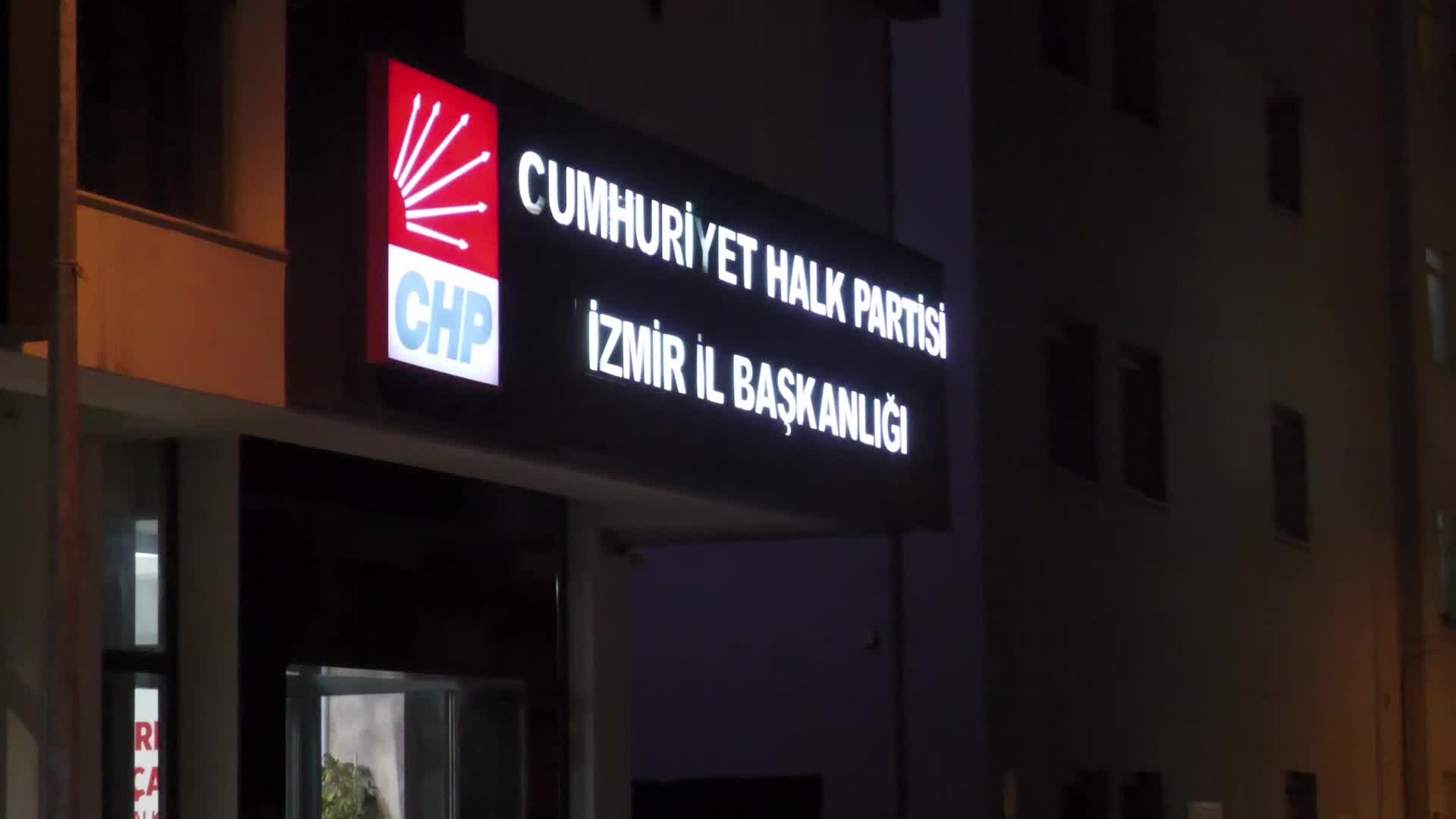 İzmir’de CHP'li kadınlardan 25 Kasım yürüyüşü... "Kadının özgür olmadığı yerde erkekler de özgür değildir"