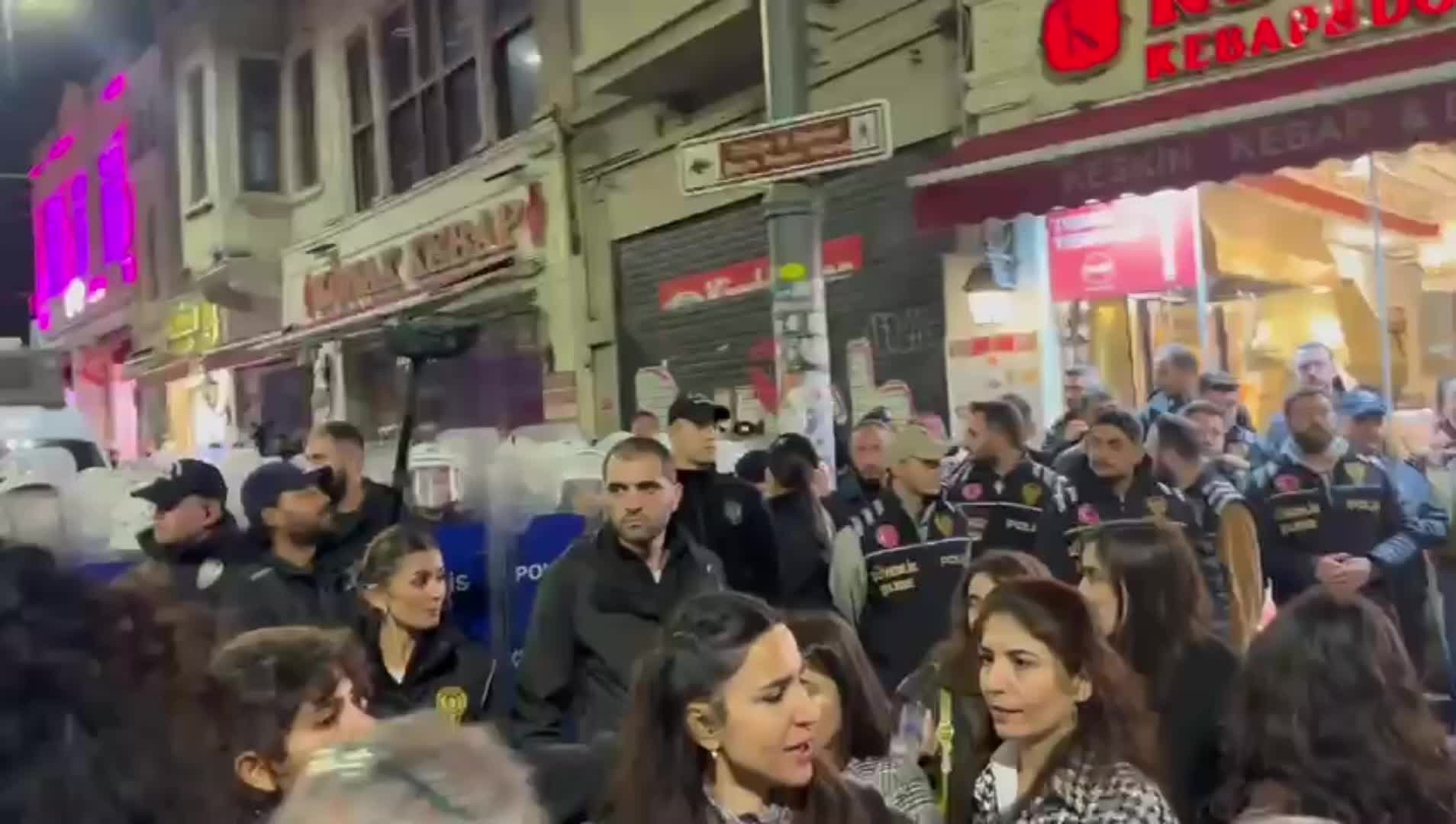 Binlerce kadın İstiklal Caddesi'nde bir araya geldi:  Bir kişi daha eksilmemek için mücadeleye devam edeceğiz...Eylemin ardından kadınlar polis ablukasına alındı; gözaltına alınanlar oldu