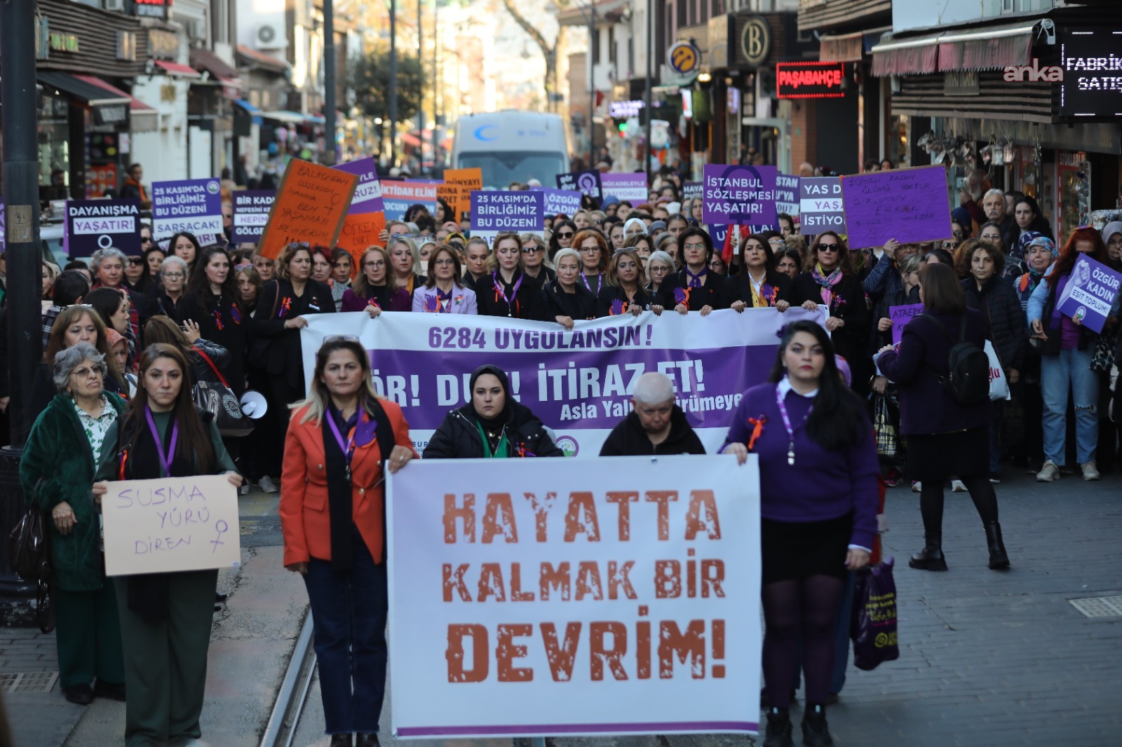 Bursa'da kadınlar 'şiddetsiz bir dünya' için yürüdü