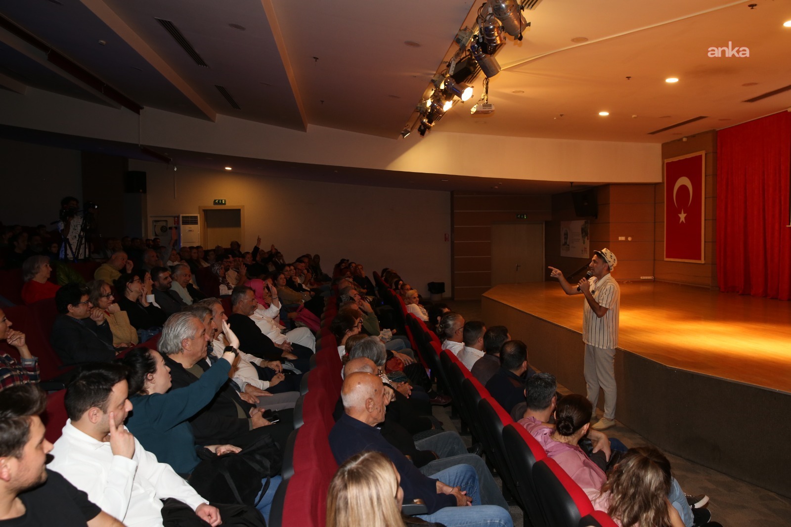“Çiğli Komedi Akşamları” öğretmenlere neşeli bir gece yaşattı