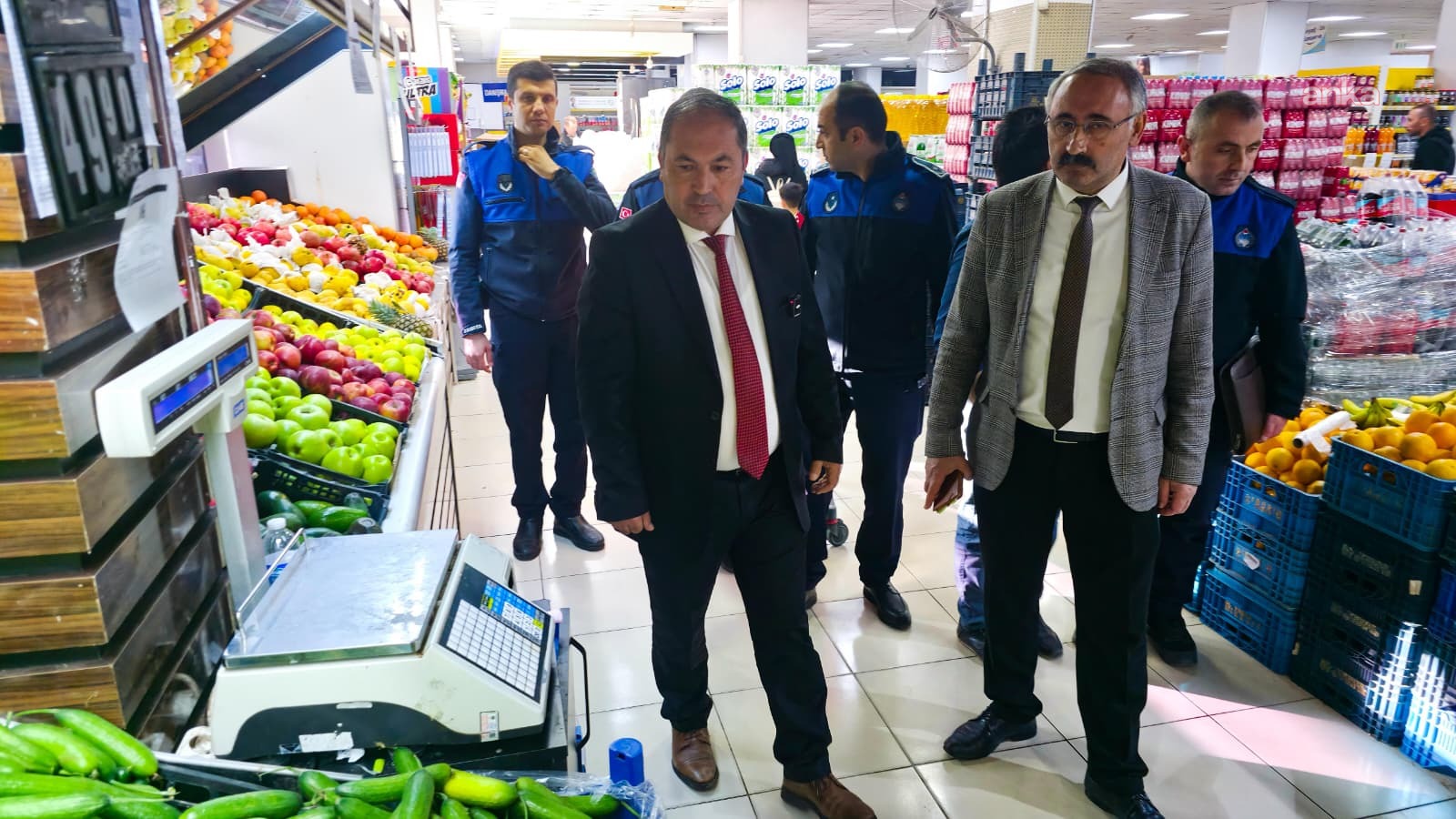 Gemlik Belediyesi Zabıta Müdürlüğü ekiplerinden zincir marketlere denetim