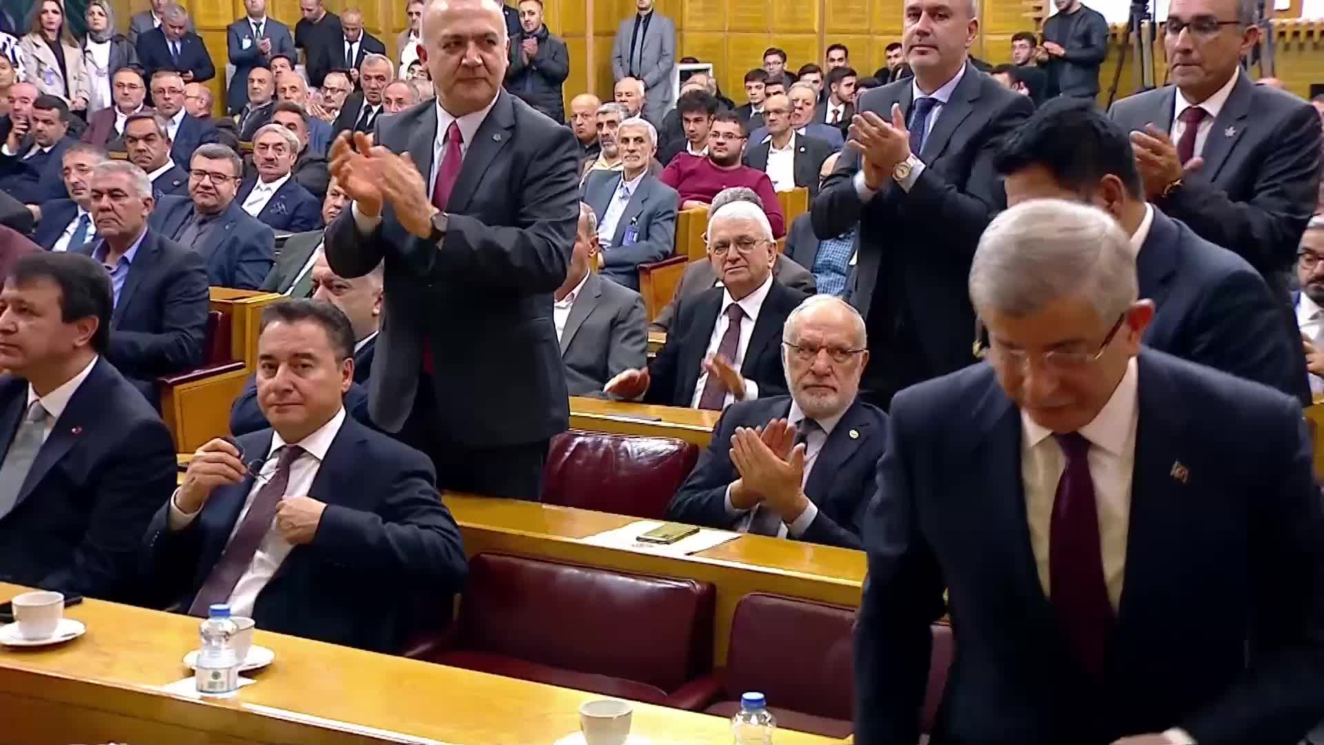 Yeni Yol Grup Toplantısı... Ahmet Davutoğlu'ndan CHP'ye İmralı çağrısı: "Sizin zorluklarınızı anlıyorum ama geçmiş tartışmaları bir kenara bırakarak sürece aktif katkı yapmaya devam edin"