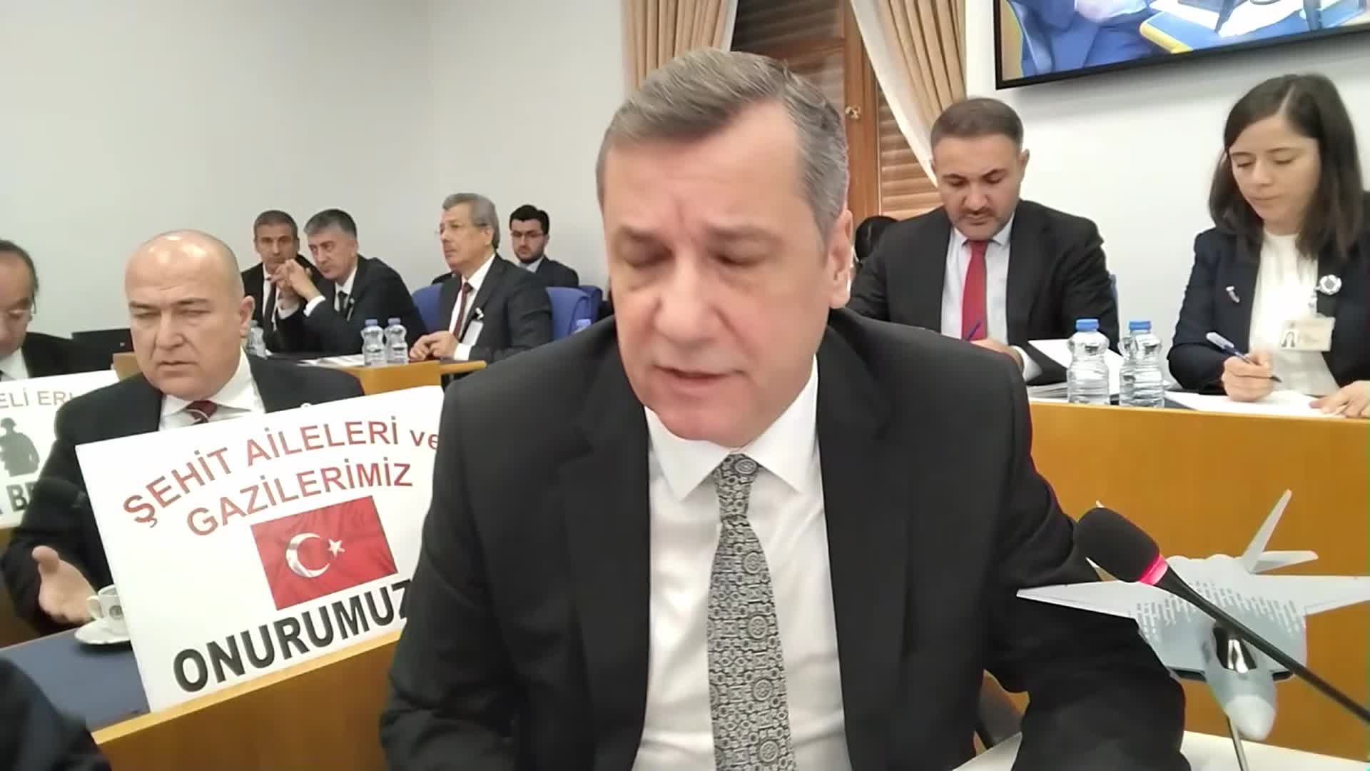 2026 bütçesi Plan ve Bütçe Komisyonu’nda… CHP'li Ertuğrul, Bakan Güler'e Anıtkabir'de atılan sloganları sordu: Neden bunu engellemiyorsunuz? Engelleyemiyor musunuz? Yoksa bunu engelleyecek iradeden yoksun musunuz?